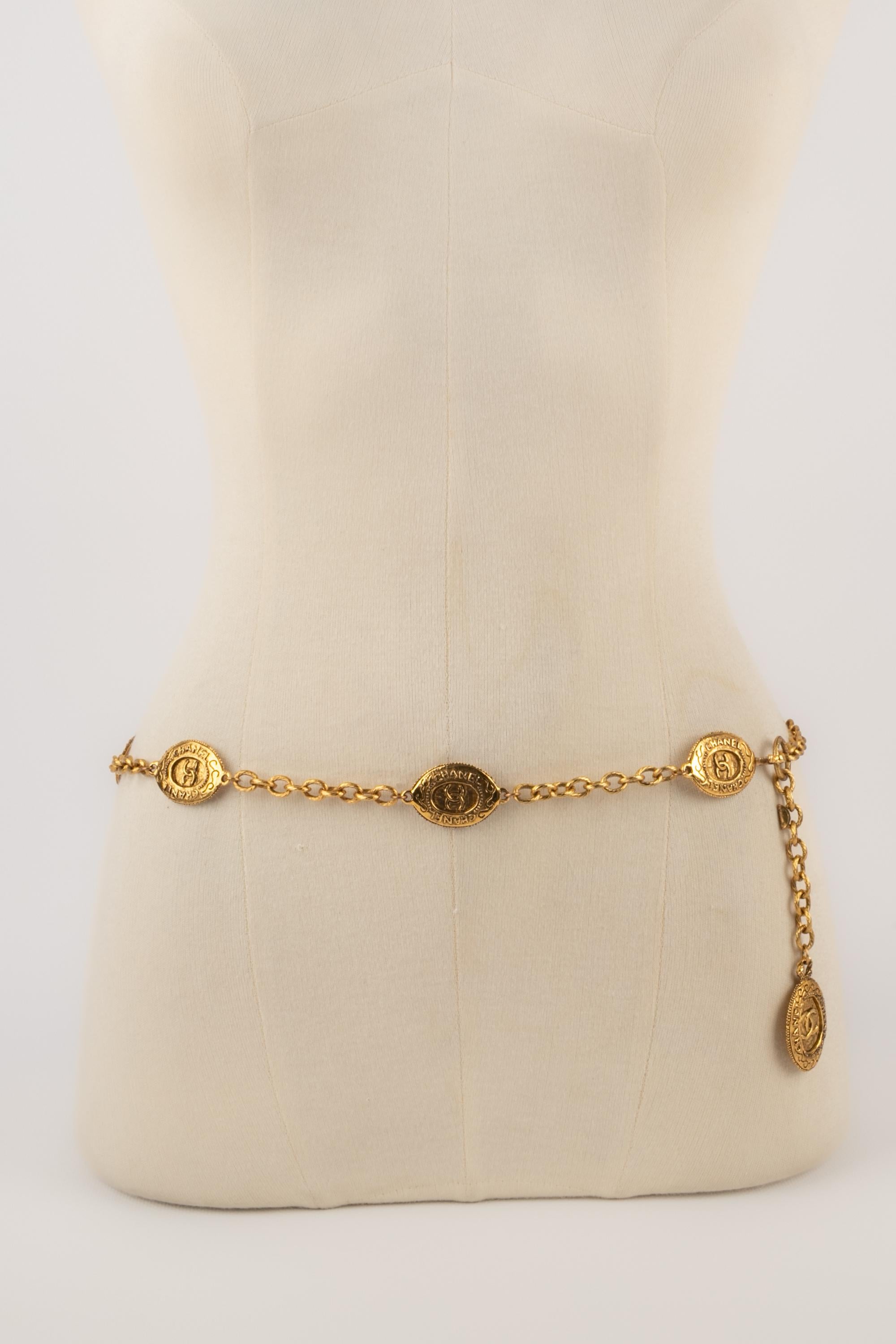 Chanel - (Made in France) Collana a catena in metallo dorato con medaglioni ovali centrati da loghi cc. Gioielli del 1985.

Condizioni:
Ottime condizioni

Dimensioni:
Lunghezza totale: 80 cm
