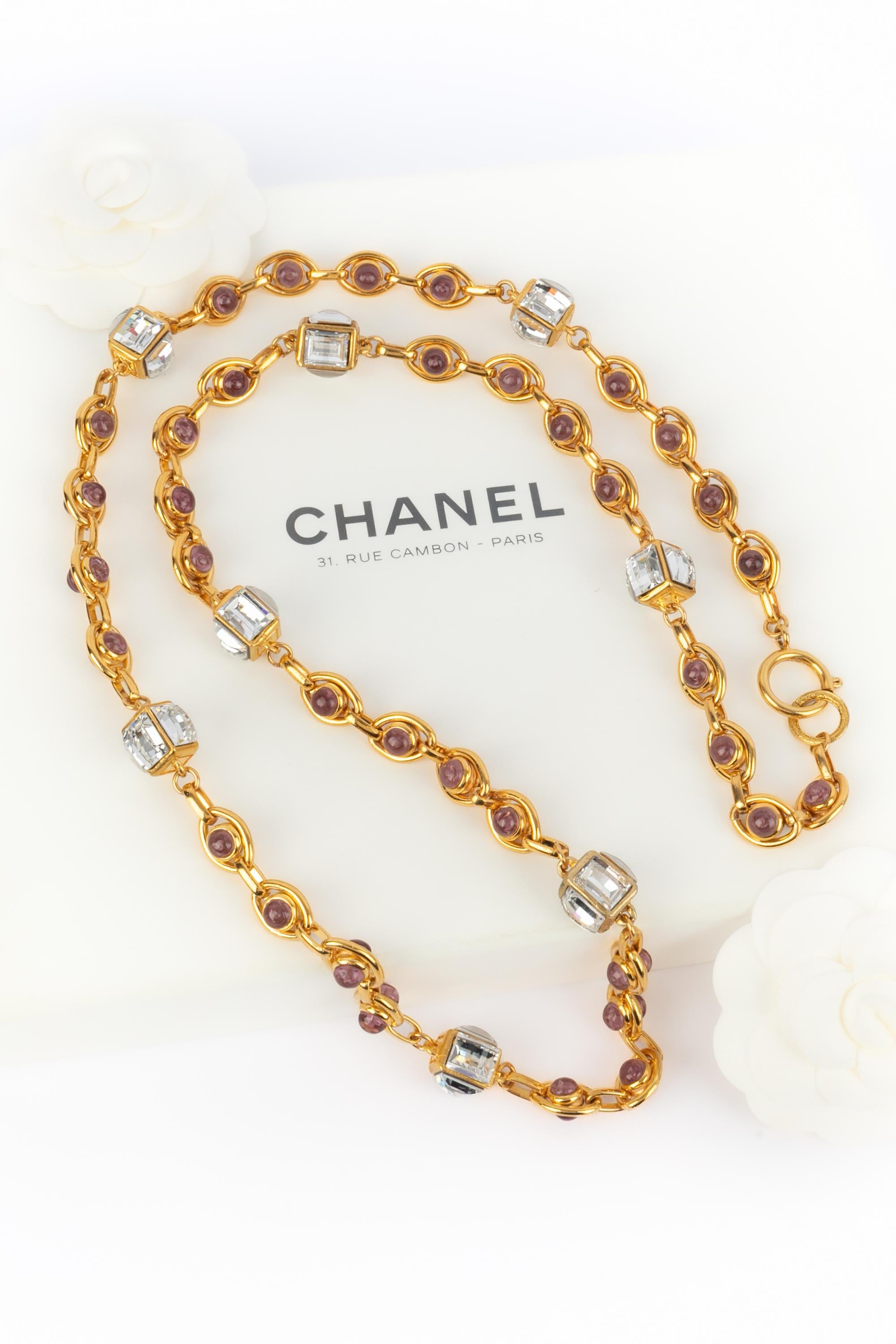 Chanel - (Made in France) Collana in metallo dorato con piccole pastiglie di resina rosa e lanterna con strass. Gioielli dei primi anni '90 - Lavori dell'Atelier Woloch per Chanel.

Condizioni:
Ottime condizioni

Dimensioni:
Lunghezza: 100