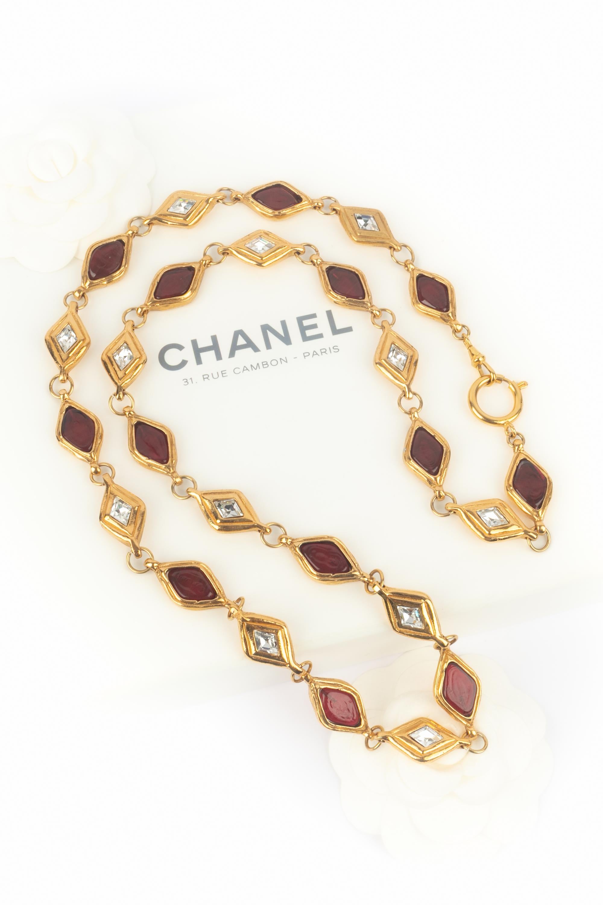 Chanel - (Made in France) Collana lunga in metallo dorato con strass e pasta di vetro rossa. Gioielli degli anni '1990 sotto la direzione artistica di Karl Lagerfeld.

Condizioni:
Ottime condizioni

Dimensioni:
Lunghezza: 86 cm

SKU:CB263