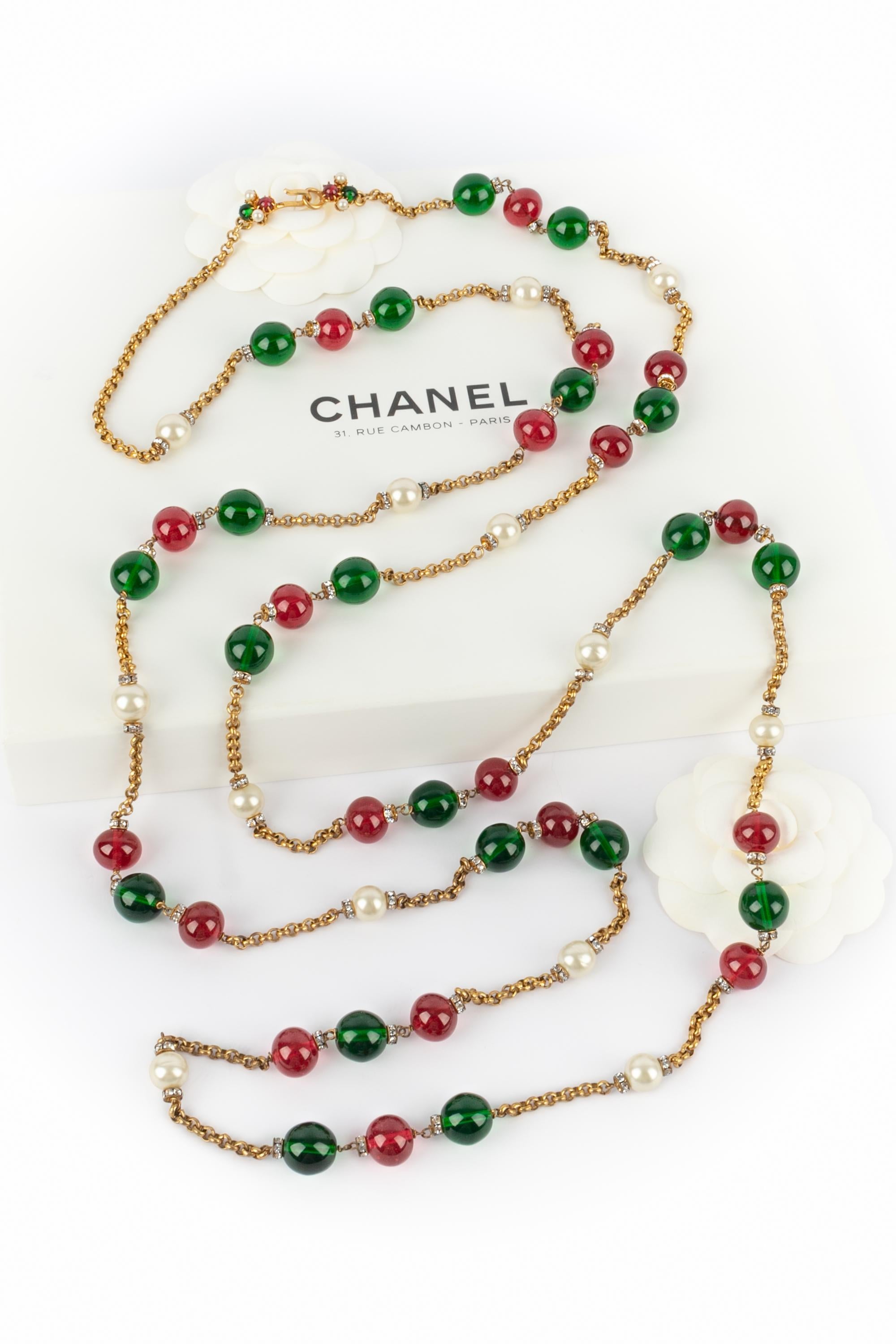 CHANEL - (Made in France) Long golden metal necklace with costume pearls, and red and green glass pearls. 1993 Fall-Winter Collection under the artistic direction of Karl Lagerfeld.

Condition:
Very good condition

Dimensions:
Length: 200