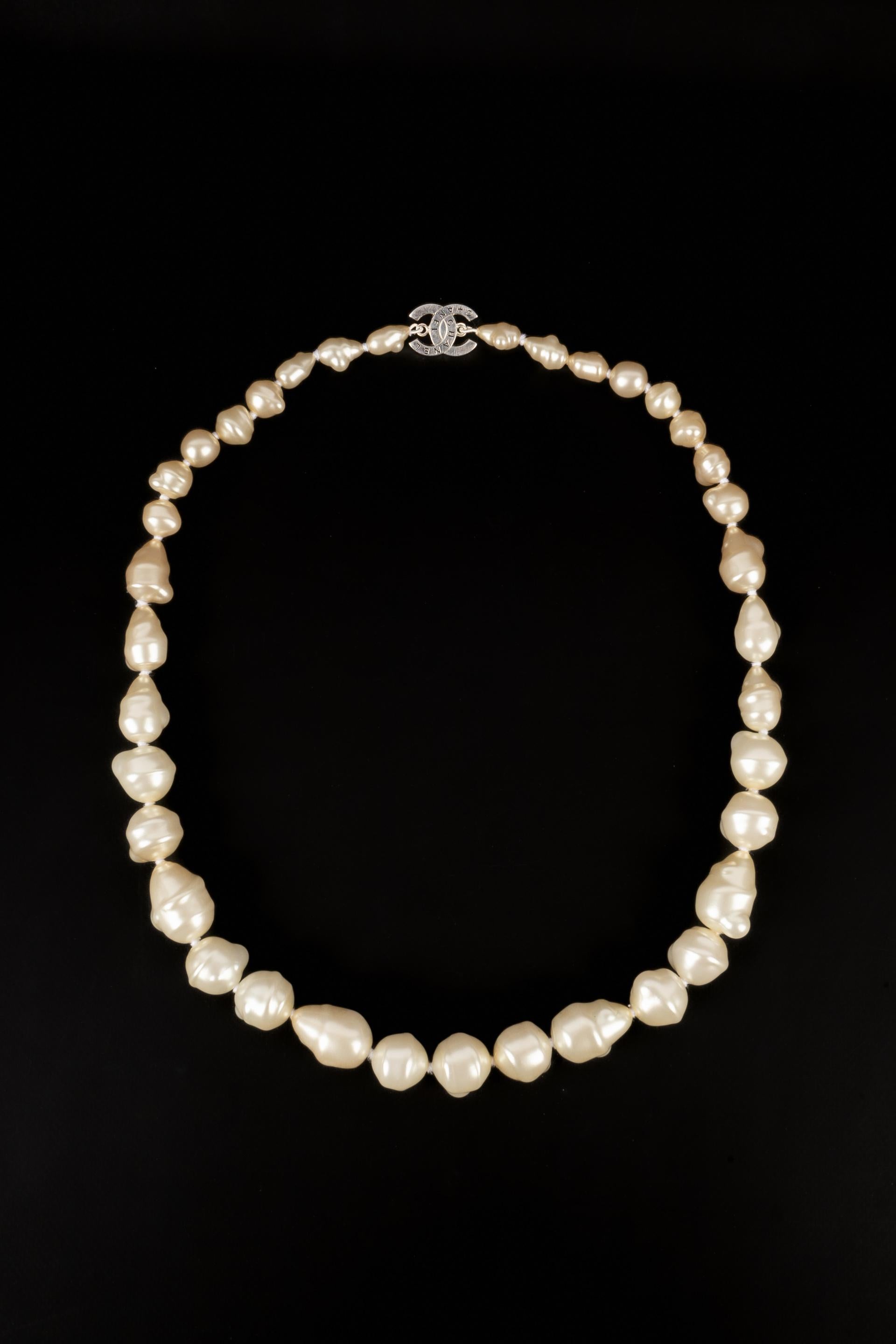 CHANEL - (Made in France) Silvery metal necklace with costume pearls. 1998 Spring-Summer Collection.

Condition:
Very good condition

Dimensions:
Length: 81 cm

CB92