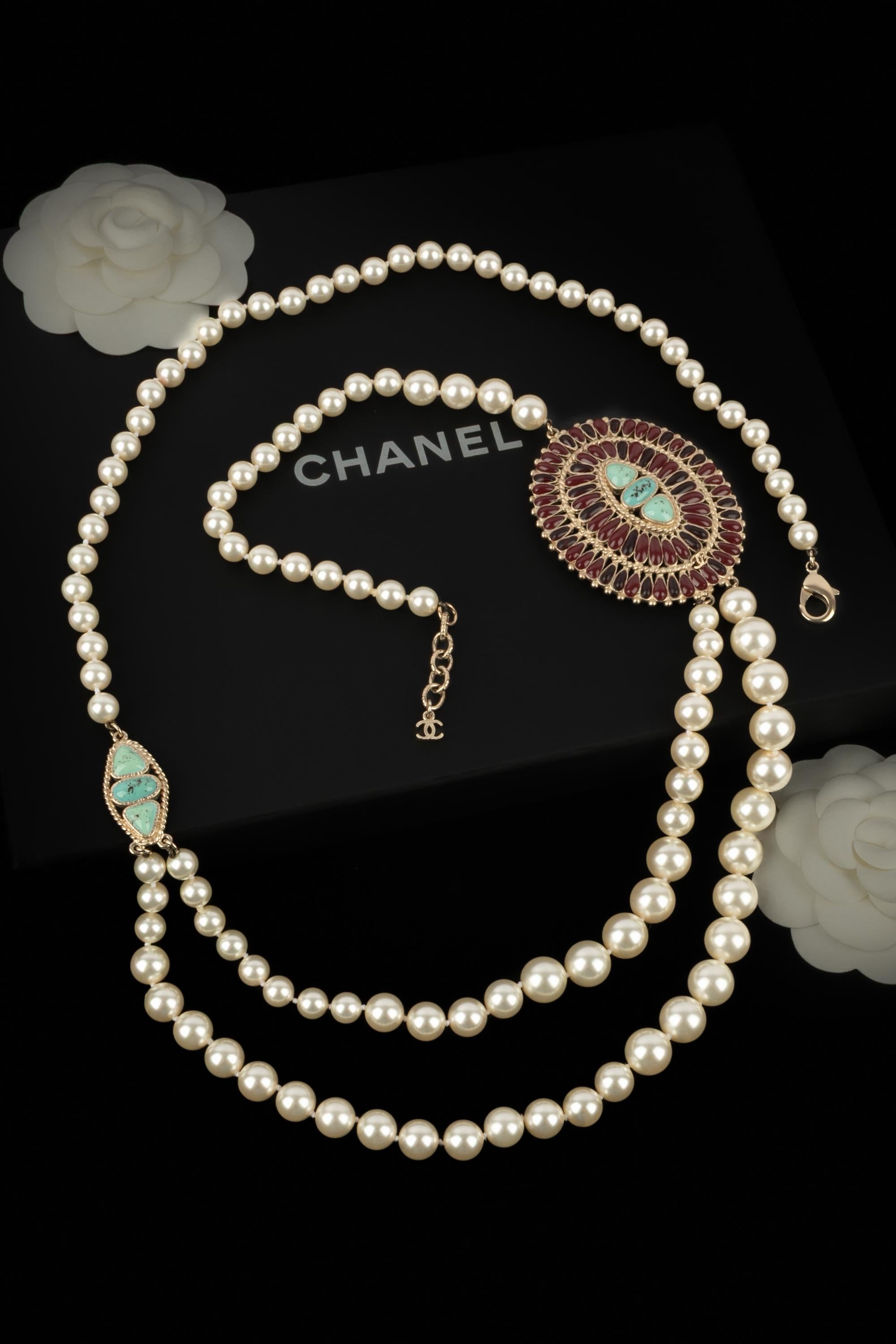 Chanel - (Made in France) Collana di perle in costume con medaglione colorato in resina e metallo. Una collezione del 2014 sotto la direzione artistica di Karl Lagerfeld.

Condizioni:
Ottime condizioni

Dimensioni:
Lunghezza della fila più corta: da