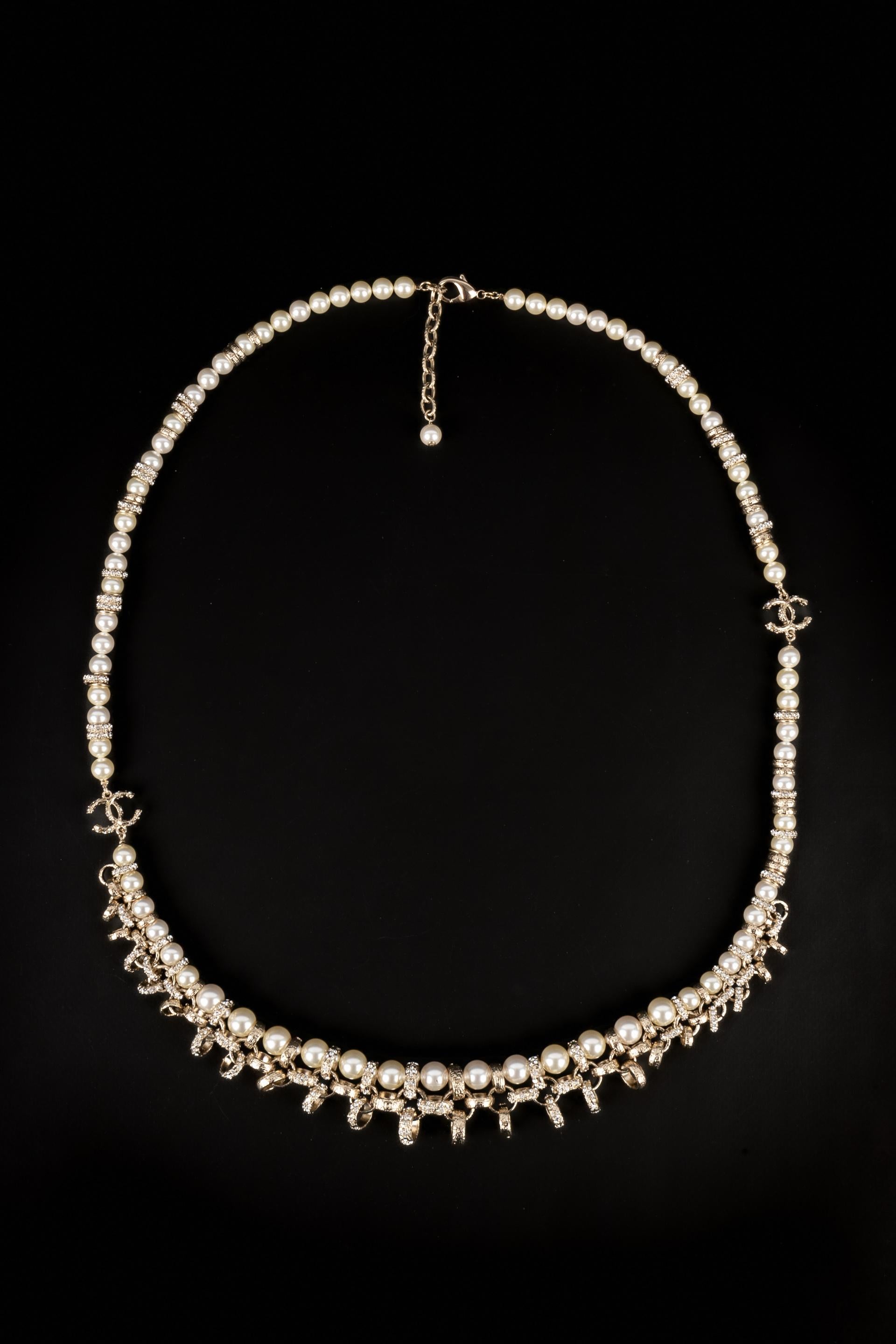 CHANEL - (Made in France) Champagne metal necklace with costume pearls and rhinestones. 2016 Collection.

Condition:
Very good condition

Dimensions:
Length: from 88 cm to 93 cm

CB95