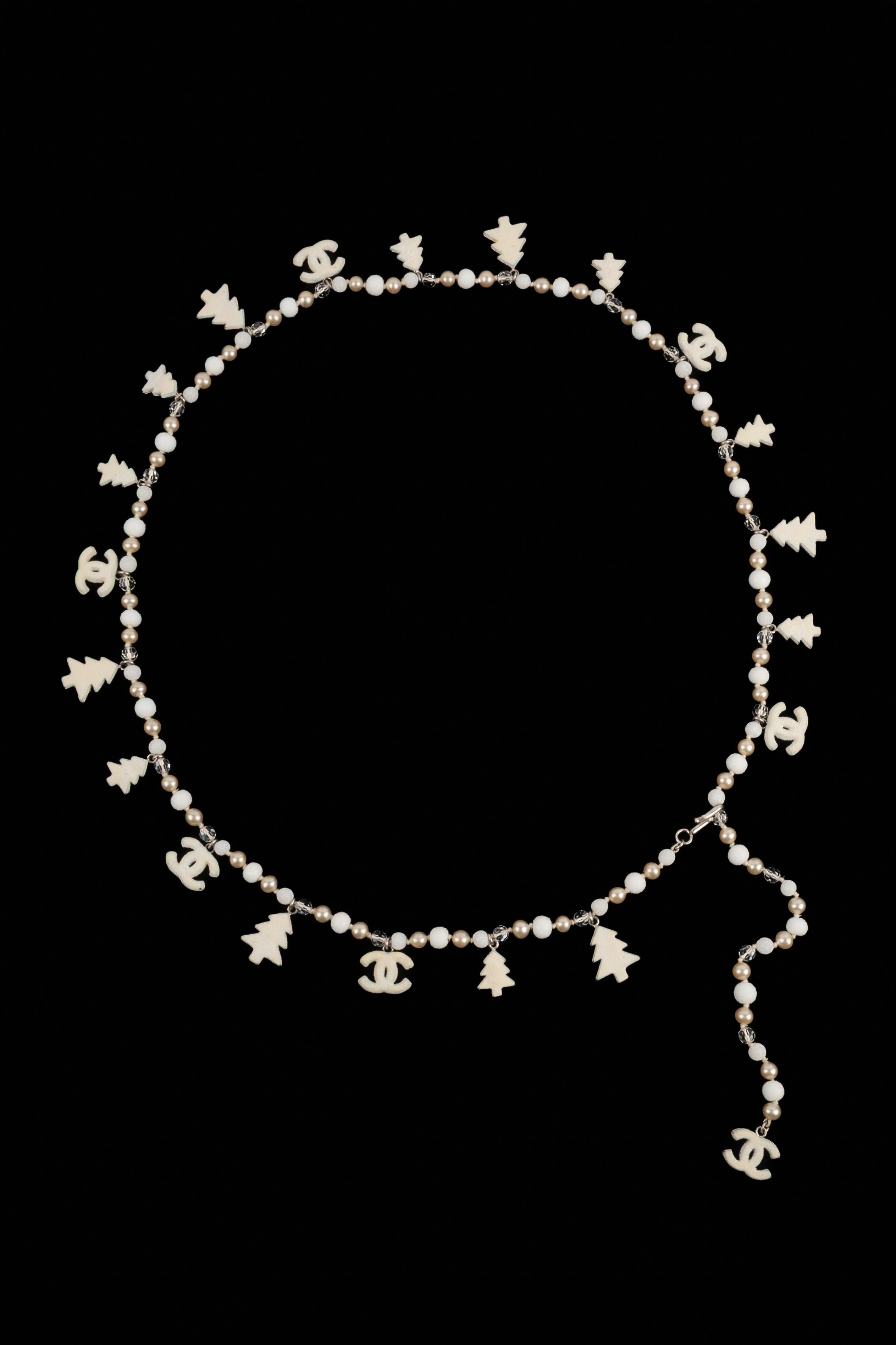Chanel - (Made in France) Lunga collana/cintura composta da perle di costume, perle di vetro e perle di neve. Ci sono anche numerosi charme a forma di albero di pino e logo cc. Collezione Autunno-Inverno 2003 sotto la direzione artistica di Karl