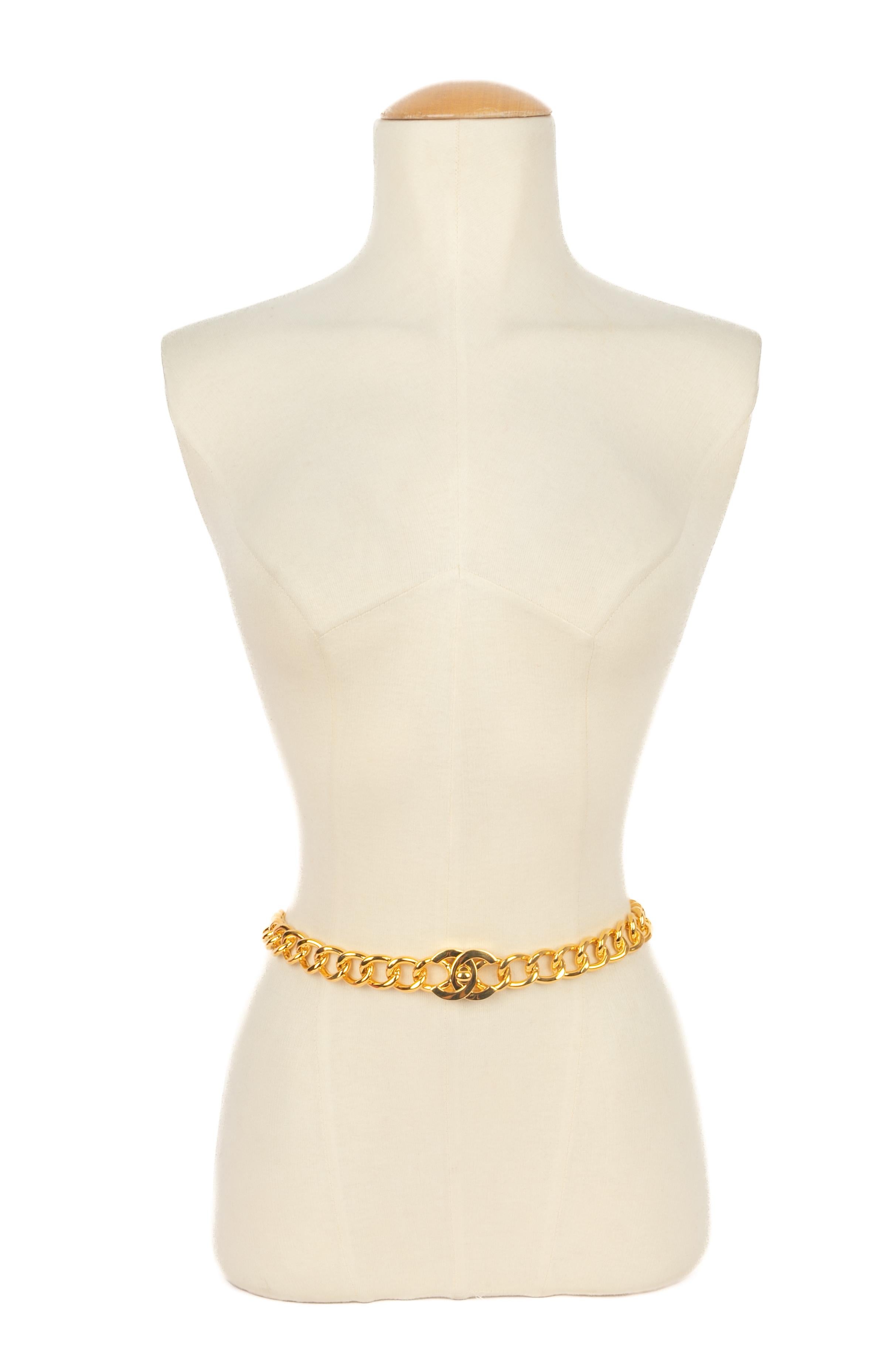 CHANEL - (Made in France) Long golden metal turnlock necklace. 1996 Spring-Summer Collection under the artistic direction of Karl Lagerfeld.

Condition:
Very good condition

Dimensions:
Length: 90 cm

SKU:CB2