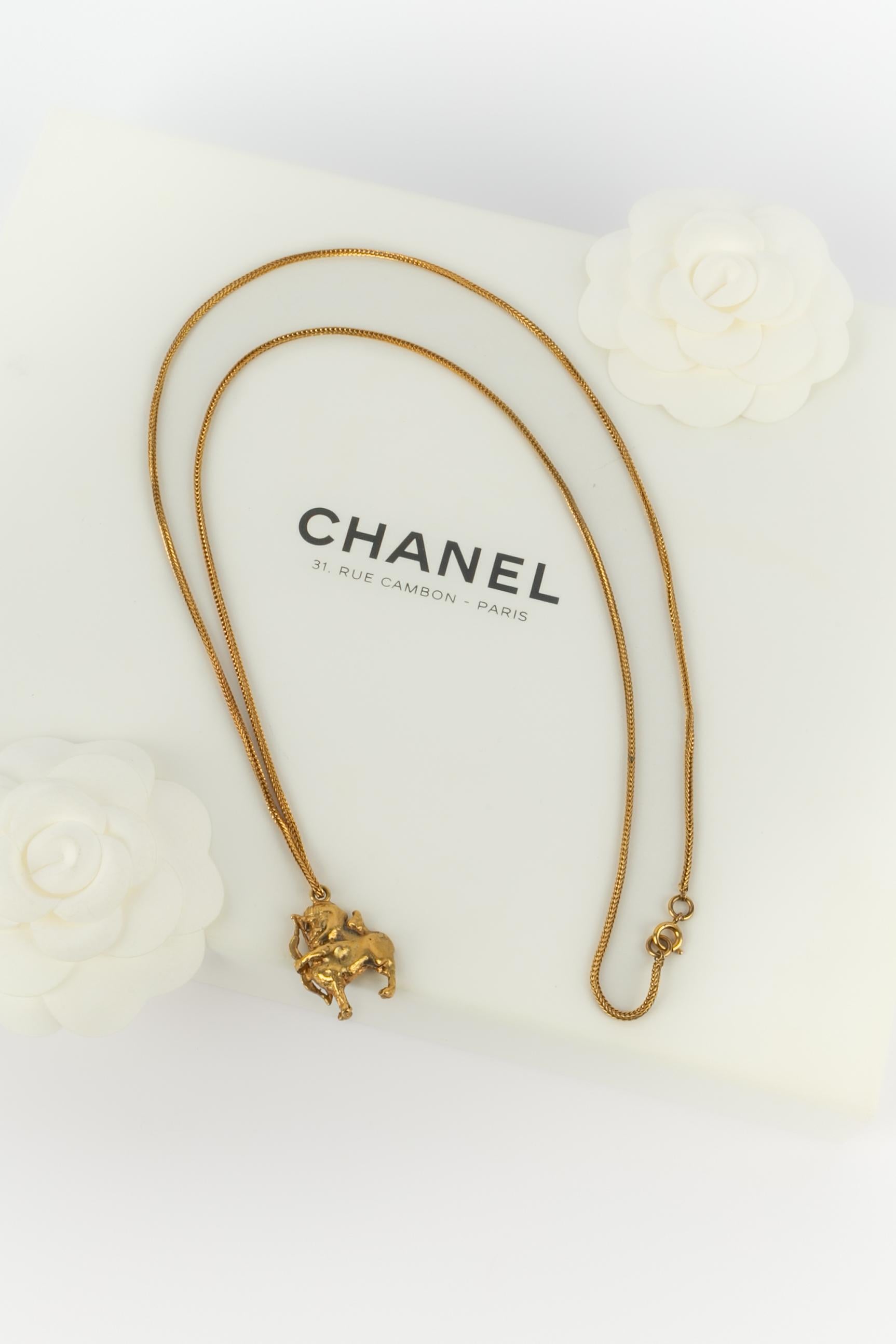 Chanel - (Made in France) Collana in metallo dorato con ciondolo a forma di centauro. Lavori dell'Atelier A di Goossens per la maison Chanel. Non firmato.

Condizioni:
Ottime condizioni

Dimensioni:
Lunghezza: 82 cm

SKU:CB189