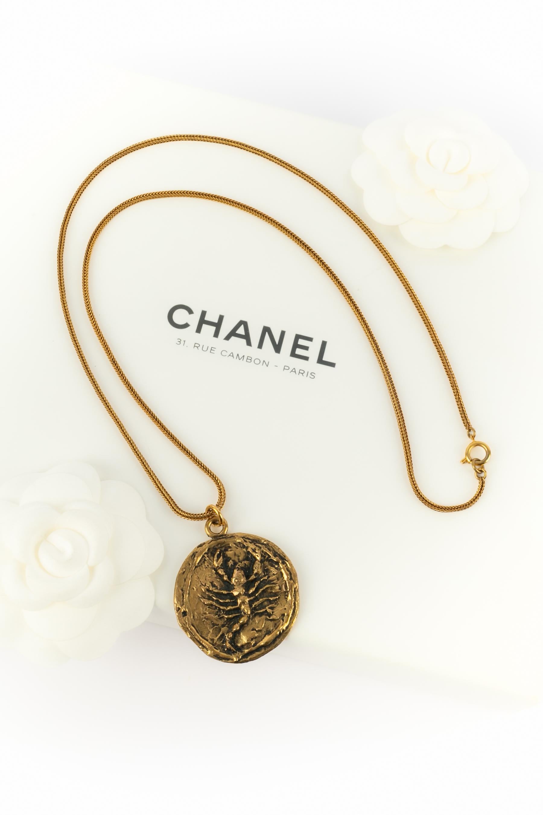 CHANEL - (Made in France) Goldene Metallkette mit einem Skorpionanhänger. Arbeiten aus dem Atelier Goossens für das Haus Chanel. Nicht unterzeichnet.

Bedingung:
Sehr guter Zustand

Abmessungen:
Länge: 76 cm

SKU:CB179