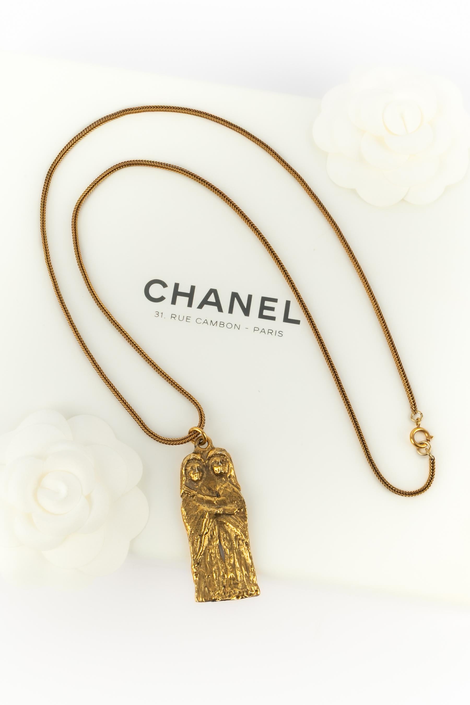 Chanel - (Made in France) Collana in metallo dorato con un ciondolo che rappresenta due Silhouette. Un lavoro dell'Atelier A di Goossens probabilmente per la maison Chanel. Non firmato.

Condizioni:
Ottime condizioni

Dimensioni:
Lunghezza: 74