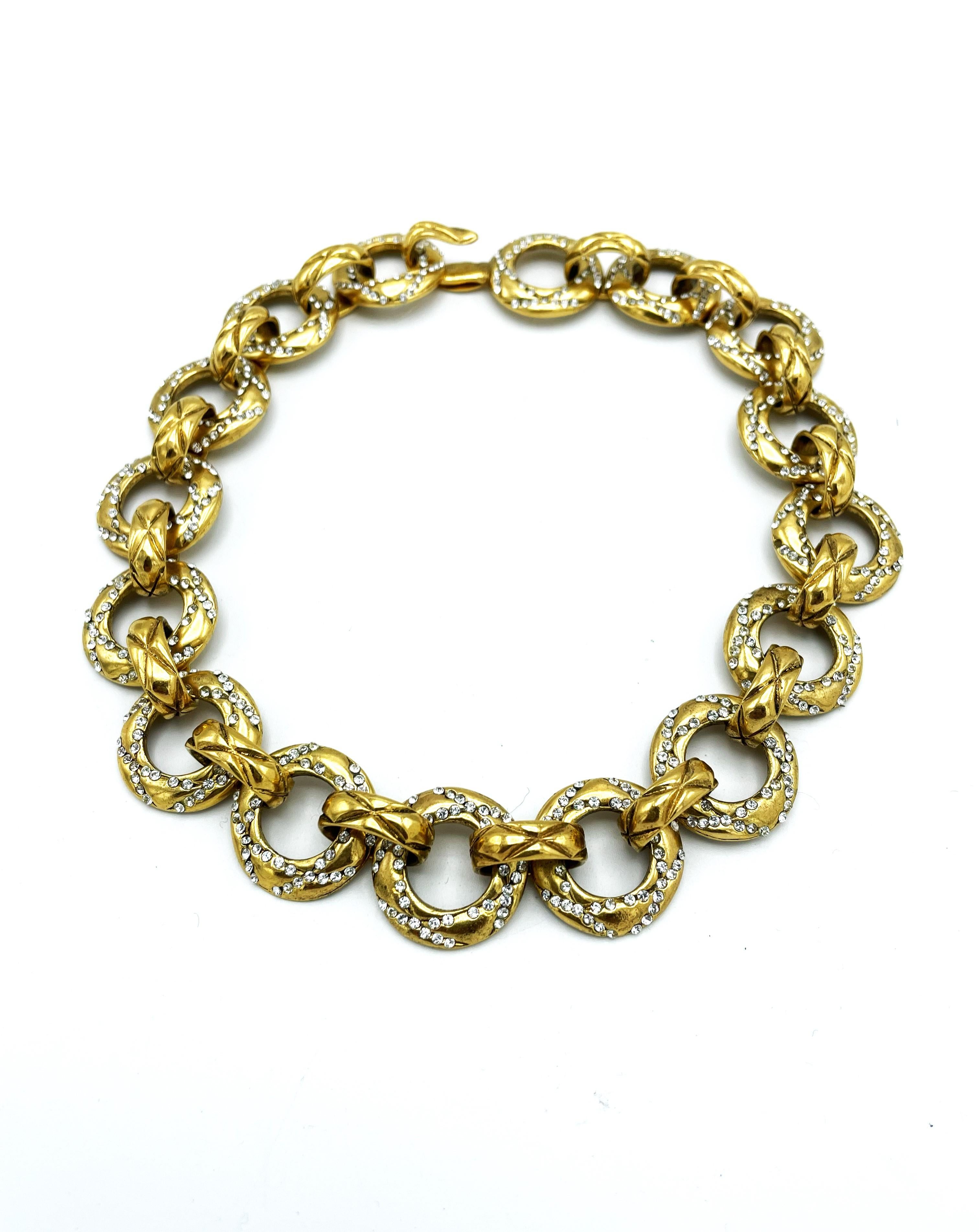Chanel by Karl Laagerfeld & Victoire de Castellane - Fall/Winter 1990 - 1991 - Reday to Wear Collection. Quilted gold metal chain - chocker set with shiny Swarovski rhinestones.  Signed on plaque 

Measurement 
Length of the necklace 44 cm ,
