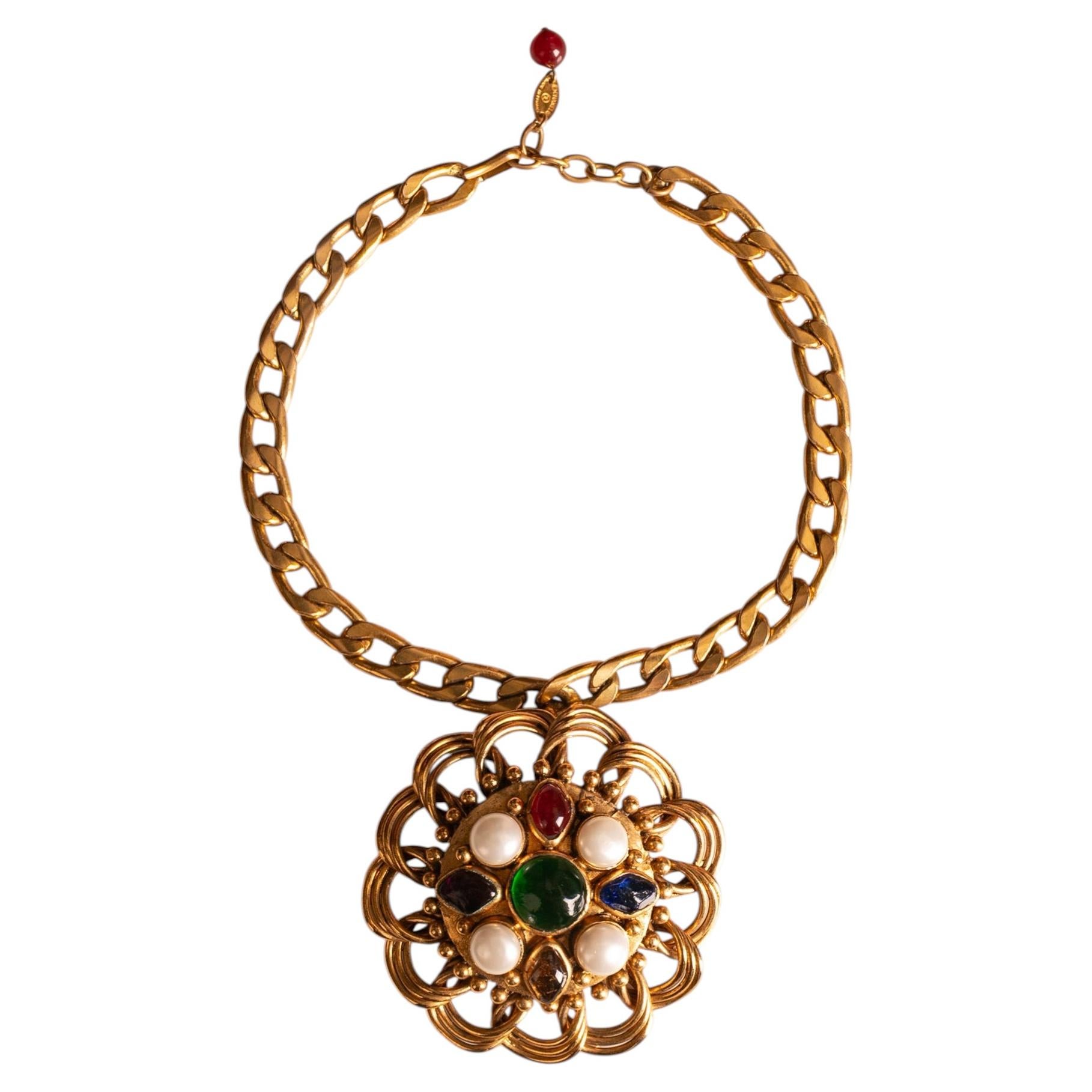 Collar de Chanel diseñado por Karl Lagerfeld, invierno de 1988-1989