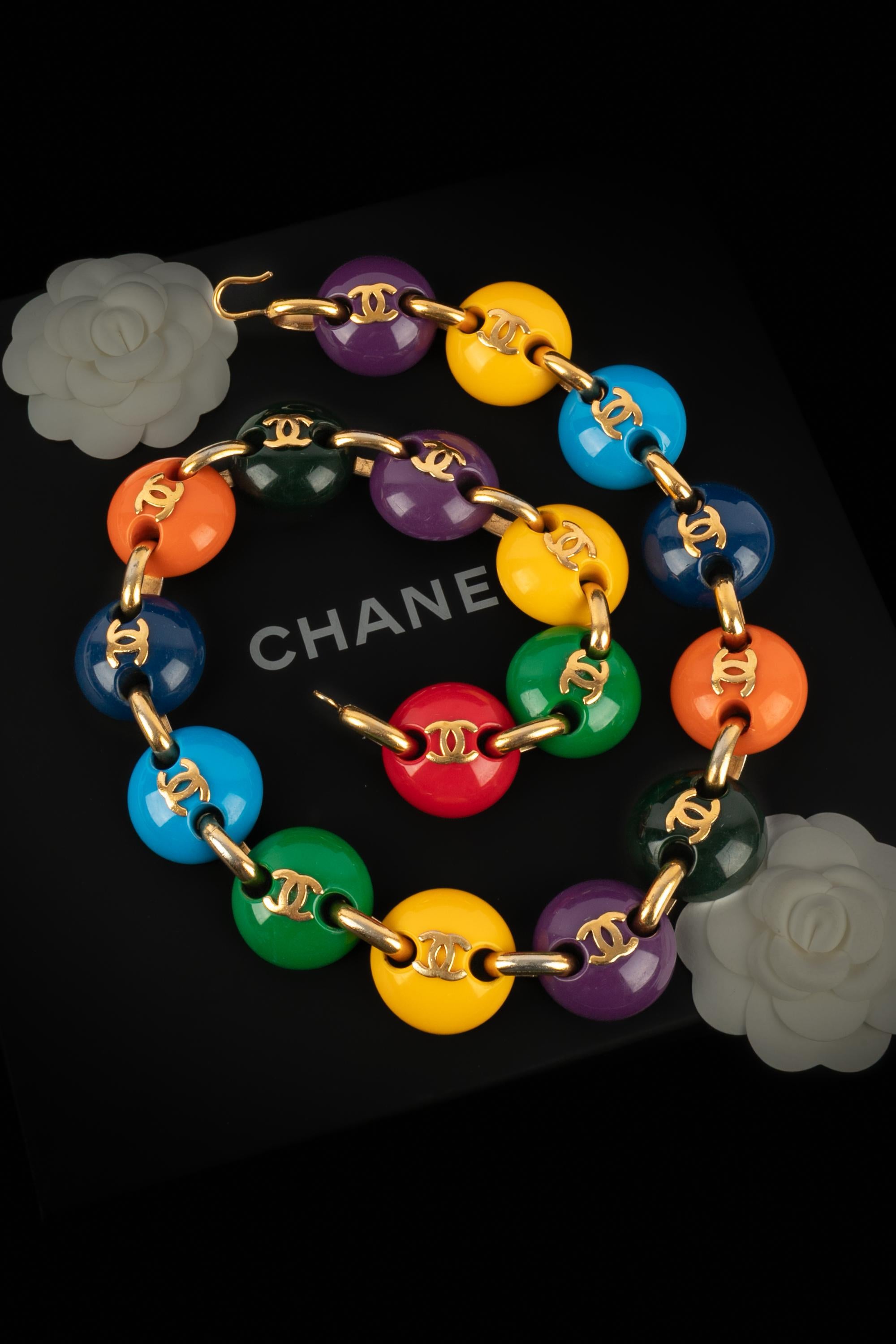 Chanel - (Made in France) Lunga collana in metallo dorato con medaglioni colorati in bachelite. Firma incisa sulla chiusura.

Condizioni:
Ottime condizioni

Dimensioni:
Lunghezza:

SKU:CB258