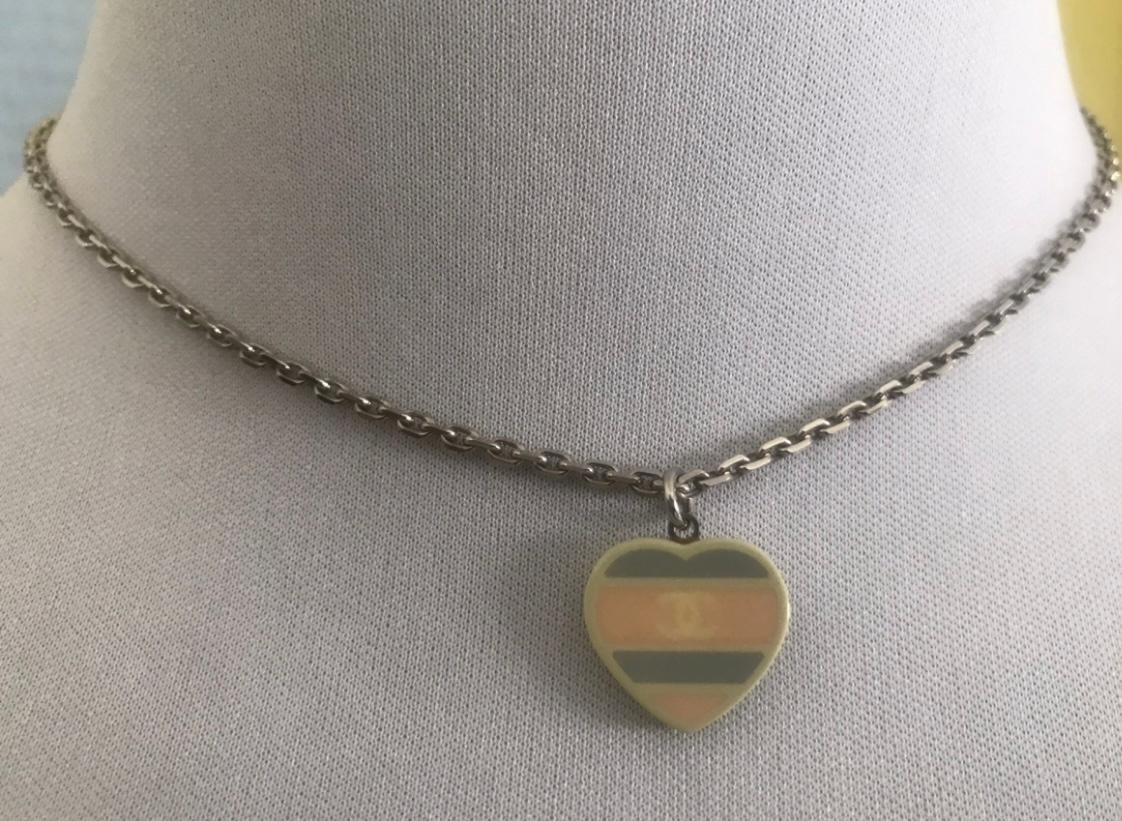 Sehr hübsche Chanel-Halskette mit einem herzförmigen CC-Anhänger. In einem sehr guten Zustand. Einstellbar von 42 bis 46 cm.
