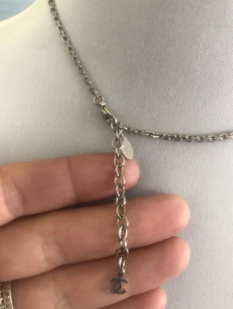 CHANEL Halskette CC mit Herzmotiven. Damen im Angebot