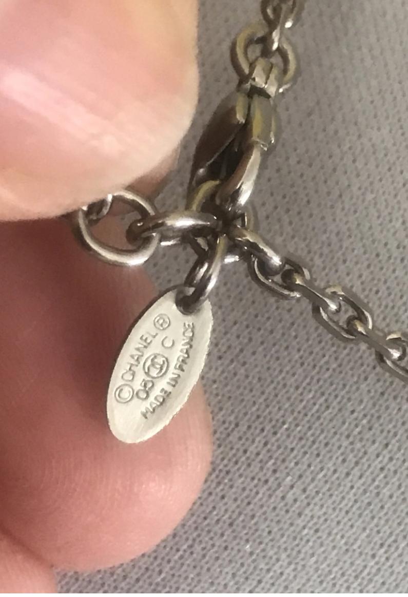 CHANEL Halskette CC mit Herzmotiven. im Angebot 1