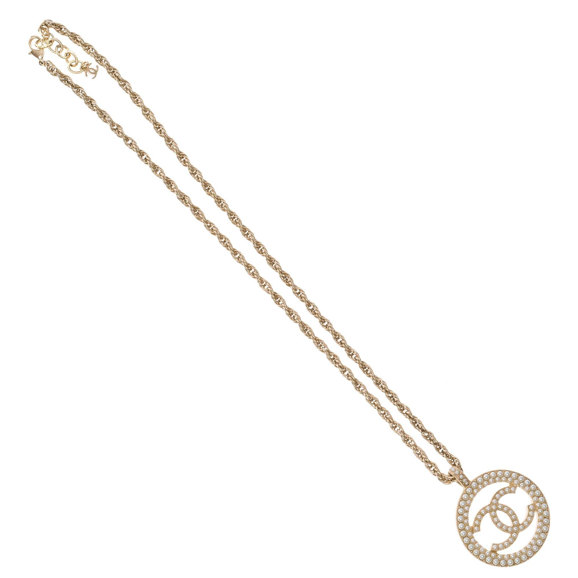 Halskette Anhänger Chanel Logo CC in Gold Farbe Metall und faux Perlen 
Länge: 35 cm (13,78 Zoll)
Breite des CC-Logos: 4,5 cm (1,77 Zoll)

Referenz: 101539

Allgemeiner Zustand: 7/10
Verkauft ohne Box