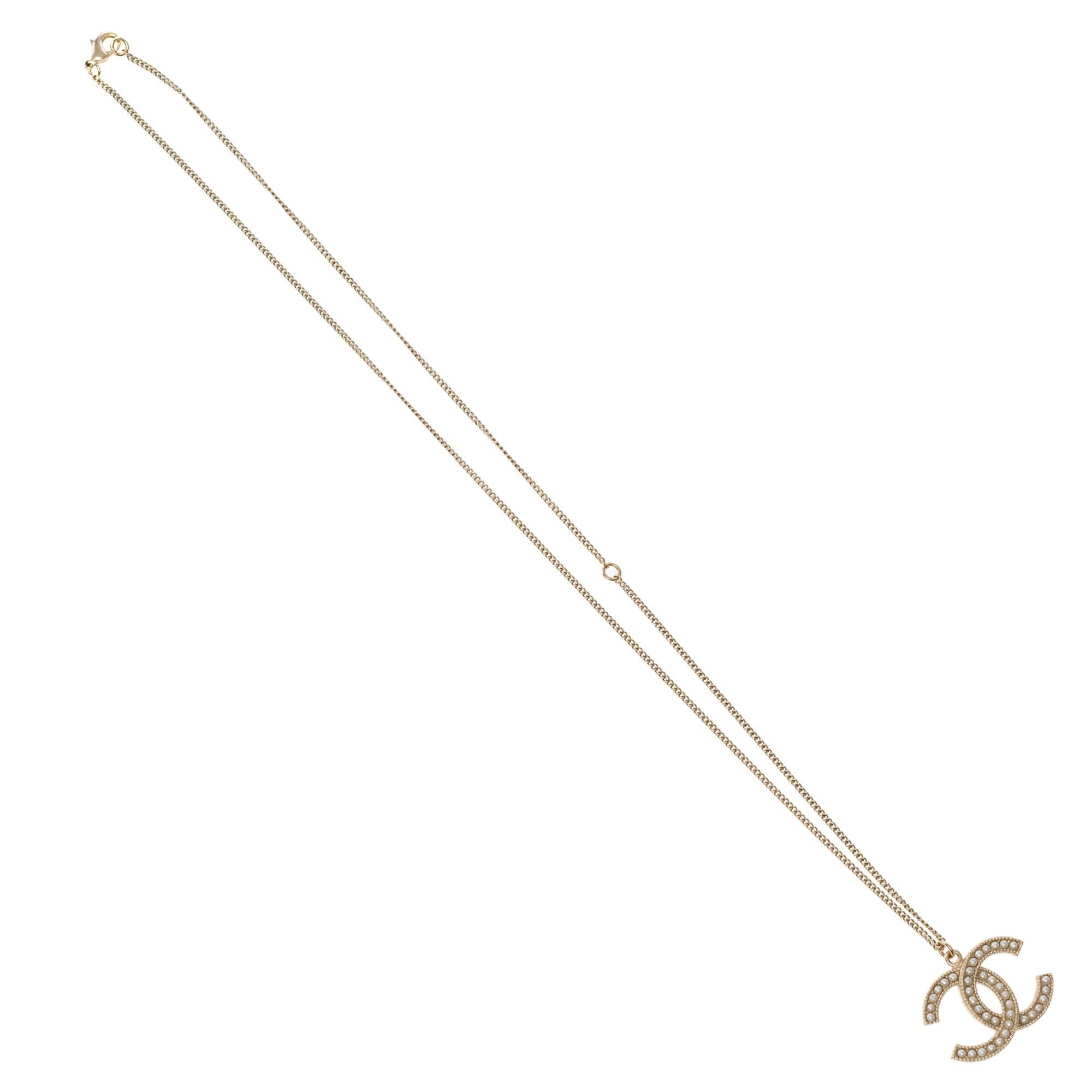 Necklace pendant Chanel logo CC in gold color metal and faux pearls 
Length: 33 cm (13 Inches)
CC logo width: 3 cm (1.2 Inches)
Possible to wear short or long

Reference: 101541

General condition: 7/10
Sold without box