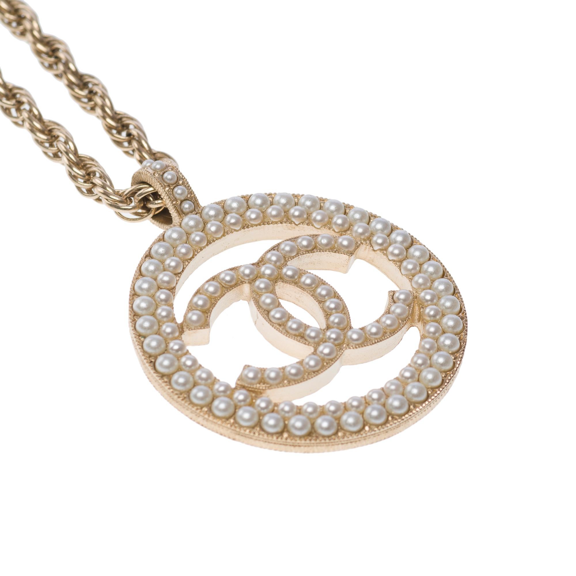 Contemporary  Chanel Necklace CC With Pearl and Gold color metal For Sale
