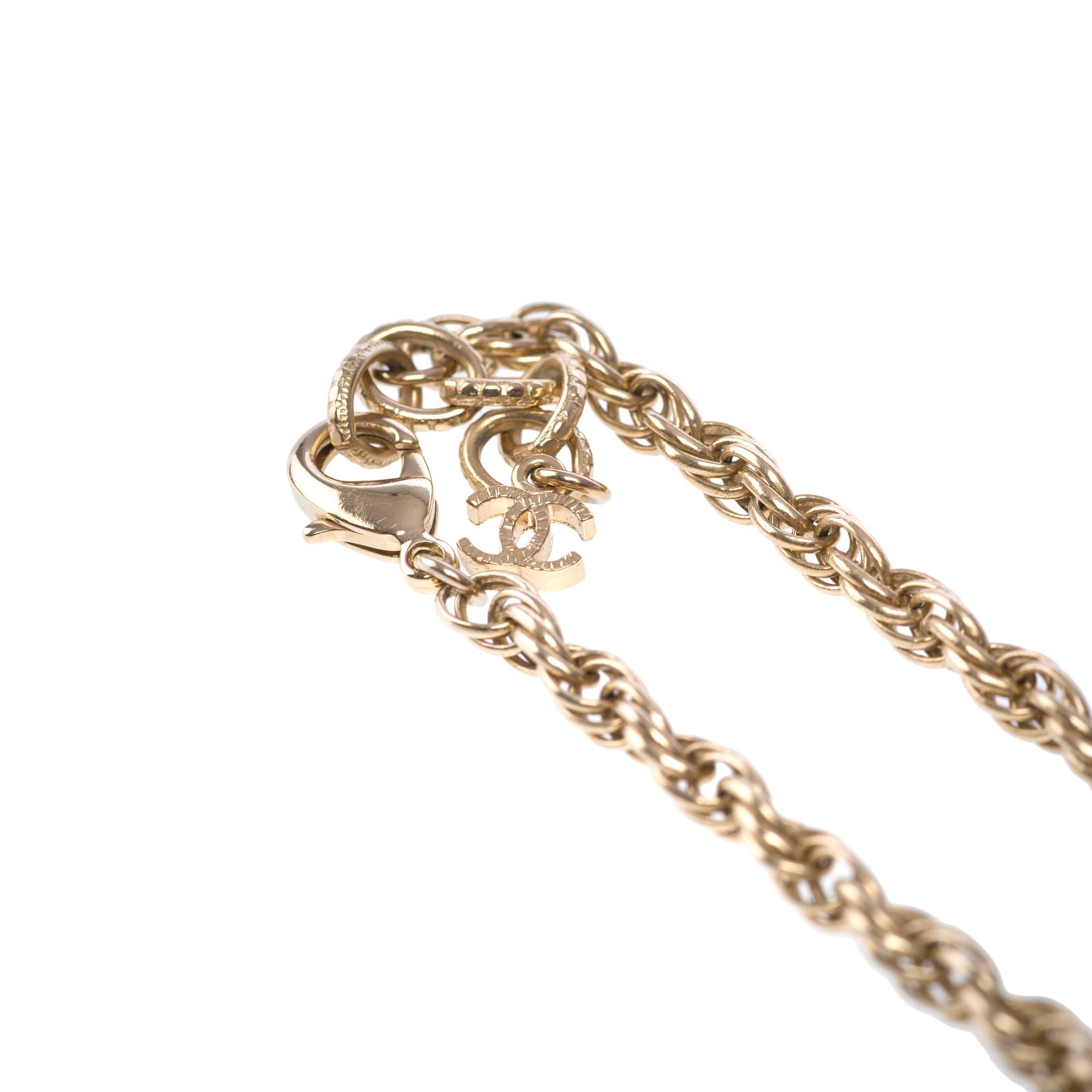  Chanel Halskette CC mit Perlen und goldfarbenem Metall Damen im Angebot