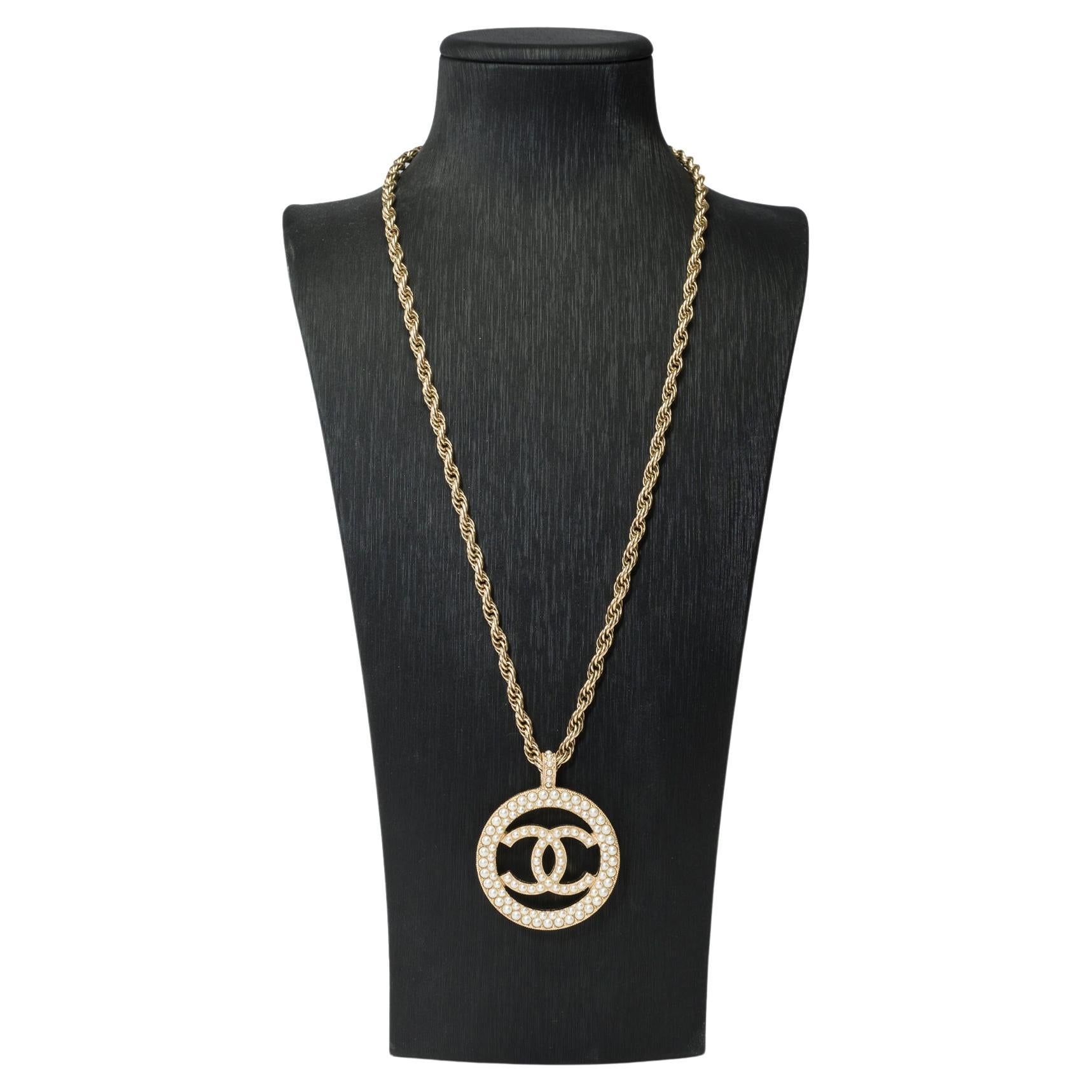  Chanel Necklace CC With Pearl and Gold color metal For Sale