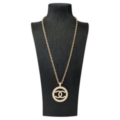 Used  Chanel Necklace CC With Pearl and Gold color metal