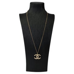  Chanel Necklace CC With Pearl and Gold color metal