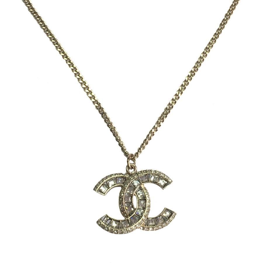 CHANEL necklace in gilded metal, CC set with square and round brilliants. 

Never worn. 

Dimensions: length 42.5 cm worn short and length worn as a sautoir: 60 cm

You can worn it short at 42.5 cm or 60 cm long

Will be delivered in a black box,