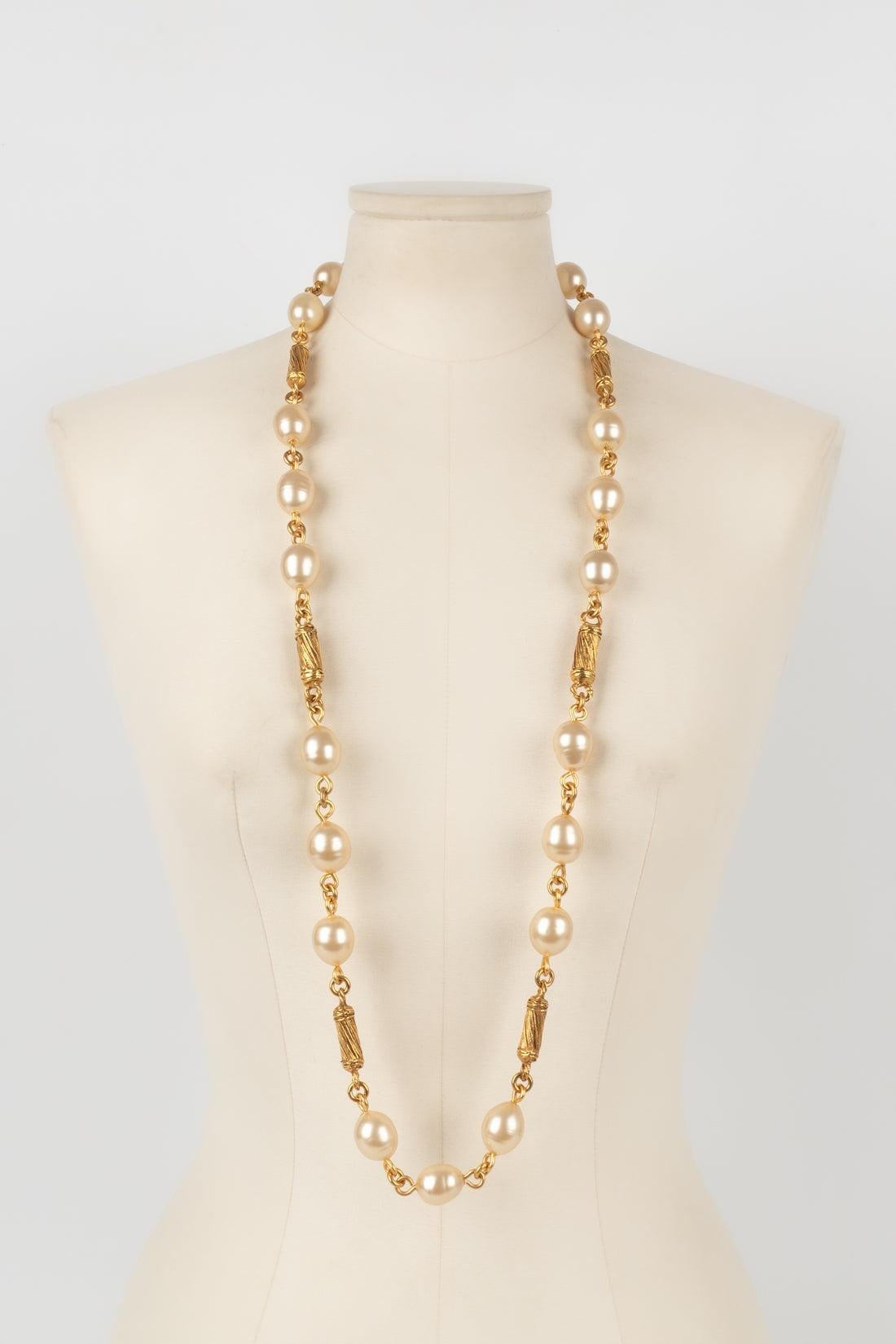 Chanel - (Made in France) Costume pearl necklace with golden metal elements. 1994 Fall-Winter Collection.

Additional information:
Condition: Very good condition
Dimensions: Length: 103 cm
Period: 20th Century

Seller Reference: CB16