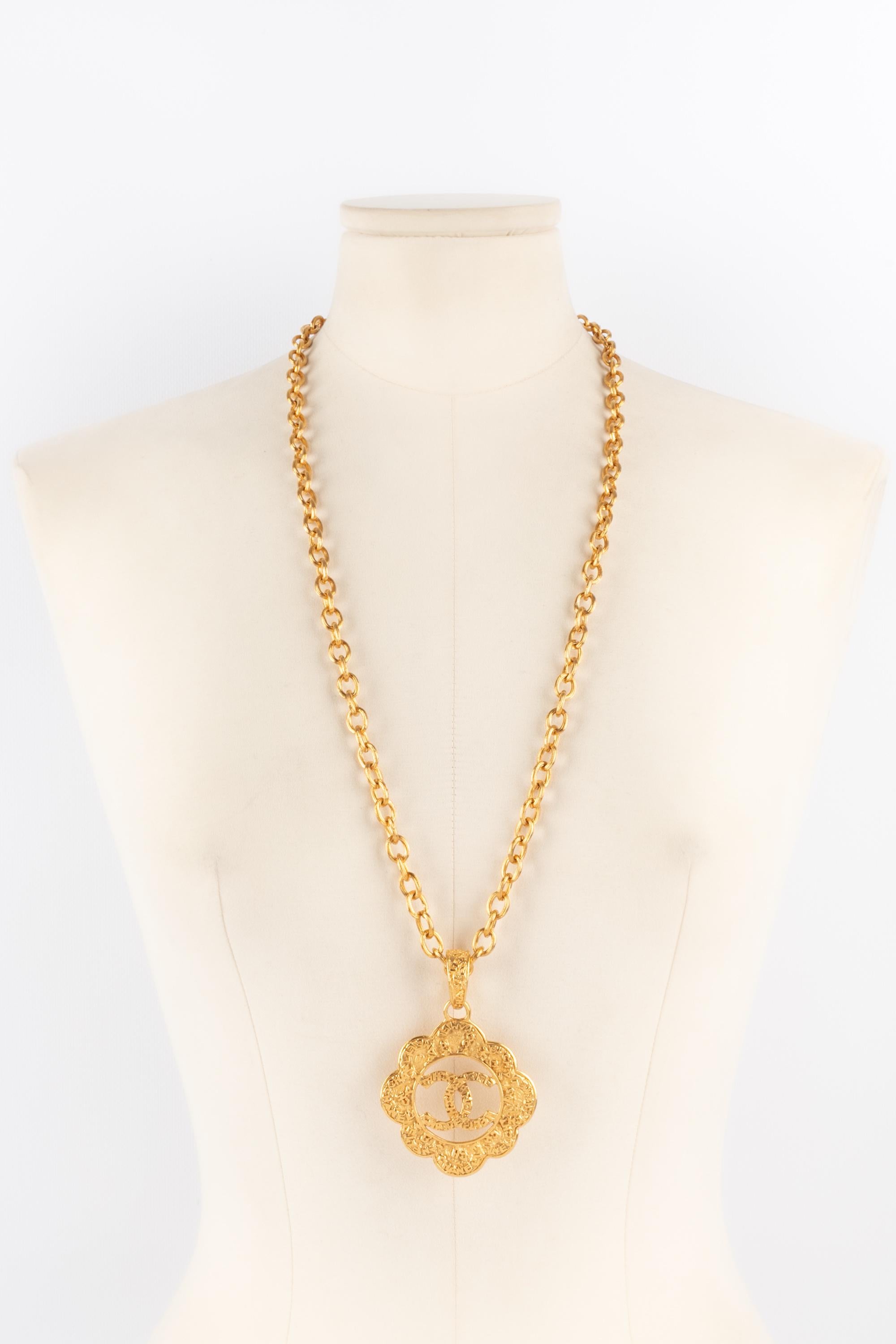 CHANEL - (Made in France) Golden metal pendant necklace. 1995 Fall-Winter Ready-to-Wear Collection.

Condition:
Very good condition

Dimensions:
Length: 75 cm - Pendant: about 5 cm

CB260