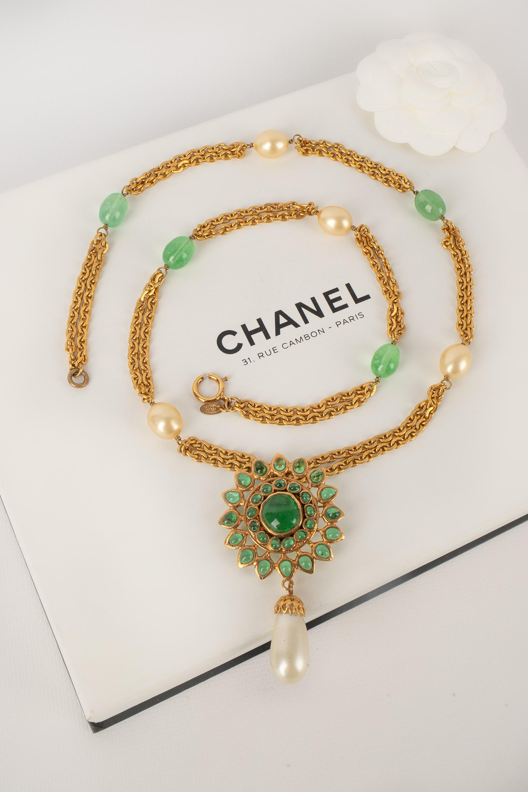 CHANEL - (Fabriqué en France) Collier pendentif en métal doré avec perles fantaisie et pâte de verre. Travail de l'atelier Gripoix pour la maison Chanel. Collectional automne-hiver 1996.

Condit :
Très bon état.

Dimensions :
Longueur : 76