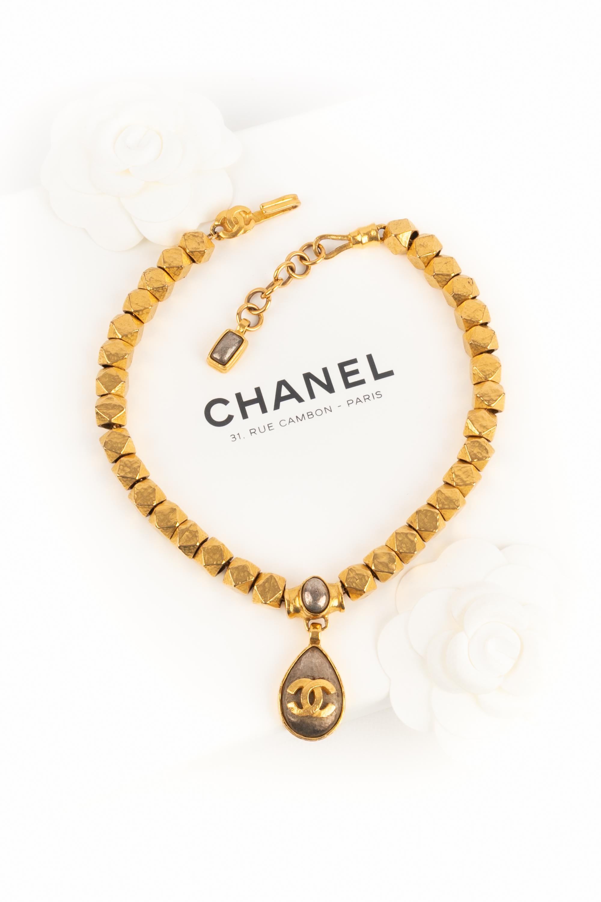CHANEL - (Made in France) Metal pearl necklace with a cc pendant. 1997 Fall-Winter Collection under the artistic direction of Karl Lagerfeld.

Condition:
Very good condition

Dimensions:
Length: 44 cm

SKU:CB263