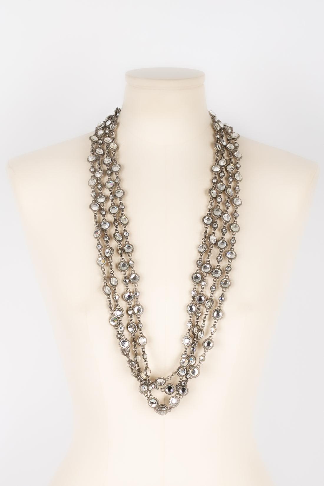 Chanel - (Made in France) Long necklace in silver-plated metal and Swarovski rhinestones. Fall-Winter 1998 Collection.

Additional information:
Condition: Very good condition
Dimensions: Length: from 90 cm to 94 cm
Period: 20th Century

Seller