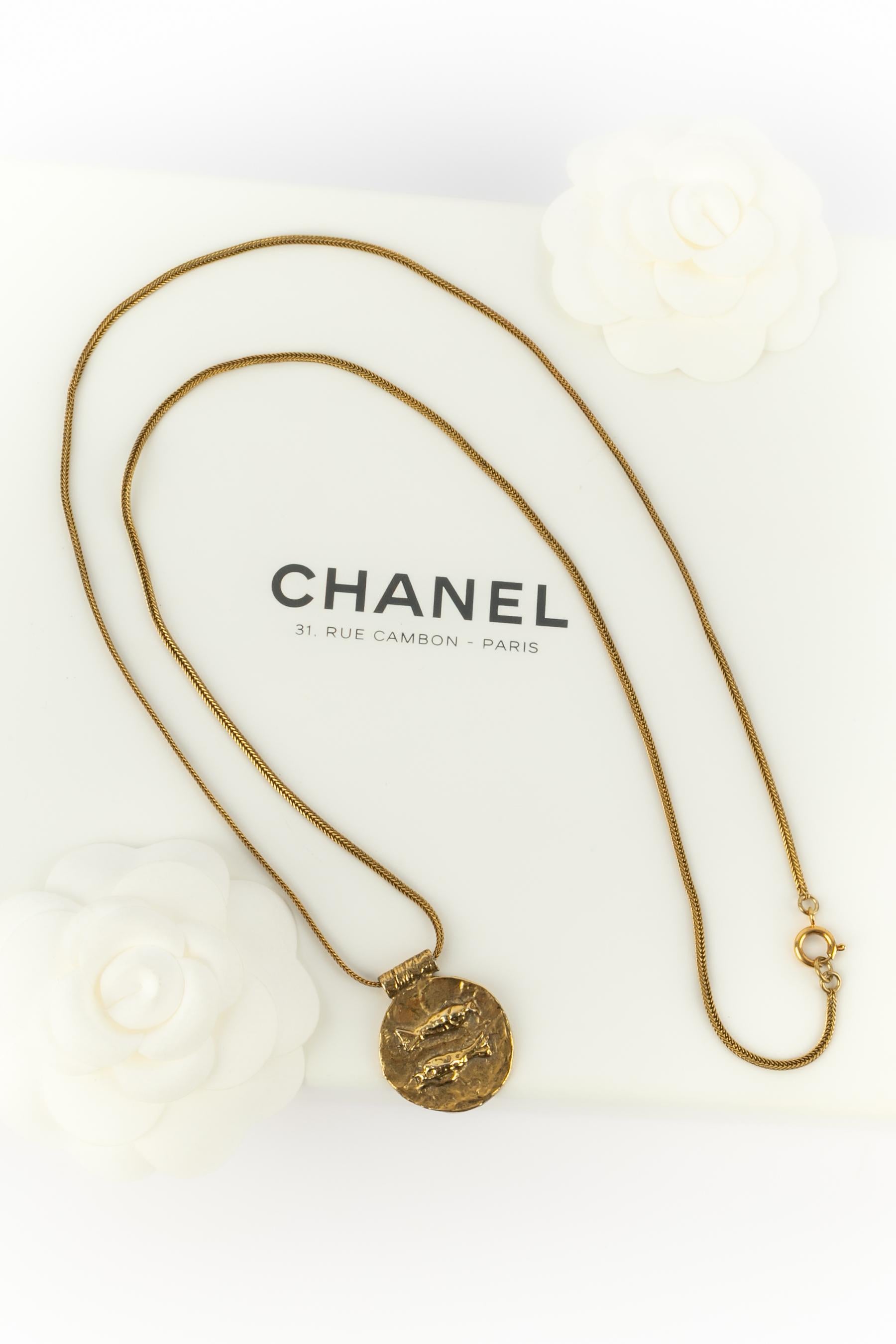 CHANEL - (Made in France) Goldene Metallkette mit einem Fischanhänger. Arbeiten aus dem Atelier Goossens wahrscheinlich für das Haus Chanel. Nicht unterzeichnet.

Bedingung:
Sehr guter Zustand

Abmessungen:
Länge: 85 cm

SKU:CB171


