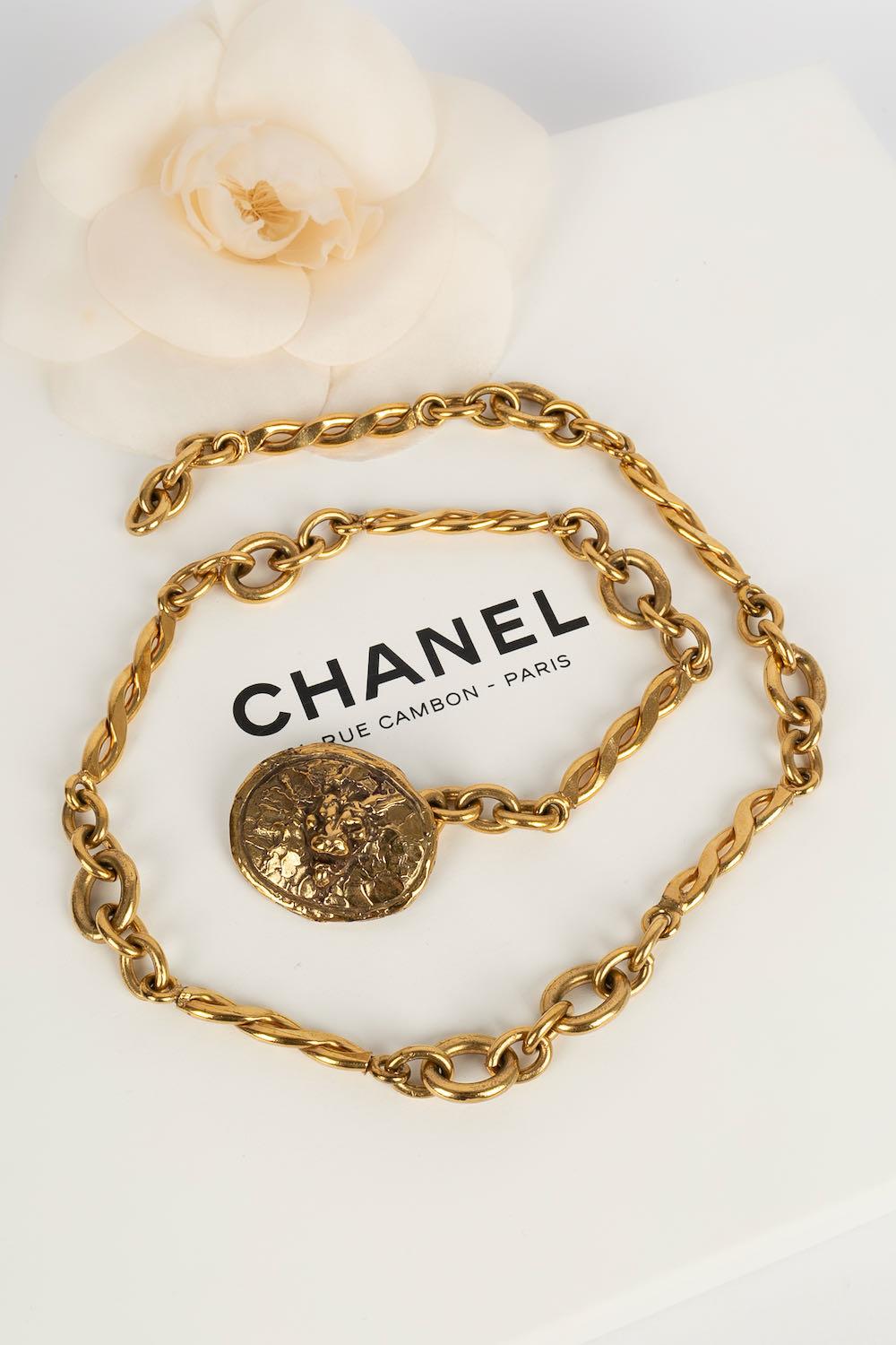 CHANEL -Golden metal chain necklace with lion head clasp.

Condition:
Very good condition

Dimensions:
Length: 65 cm

SKU:CB96