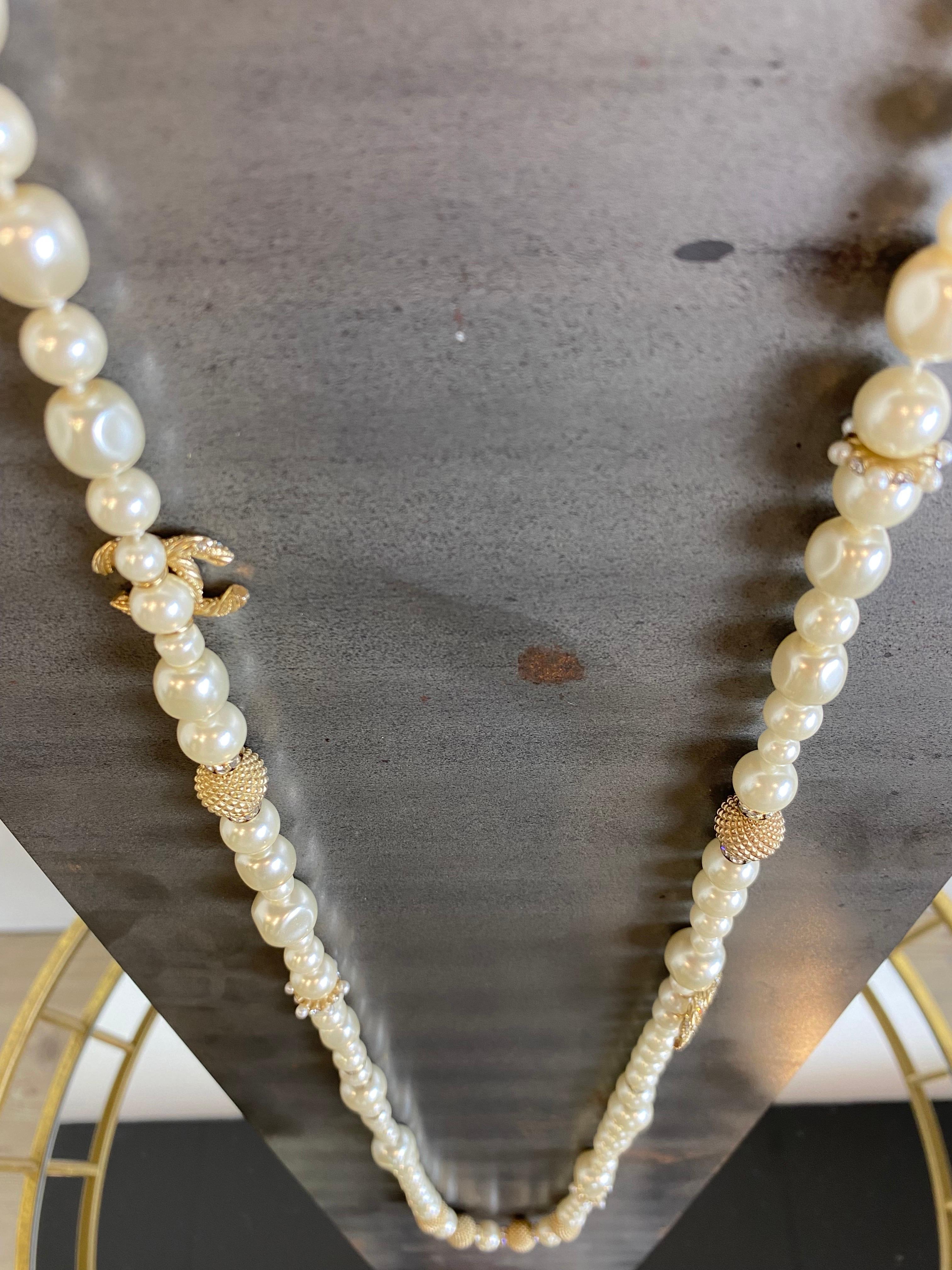 Beige Collana Chanel in vendita