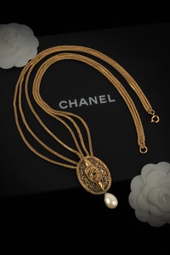 Chanel necklace from the Coco era