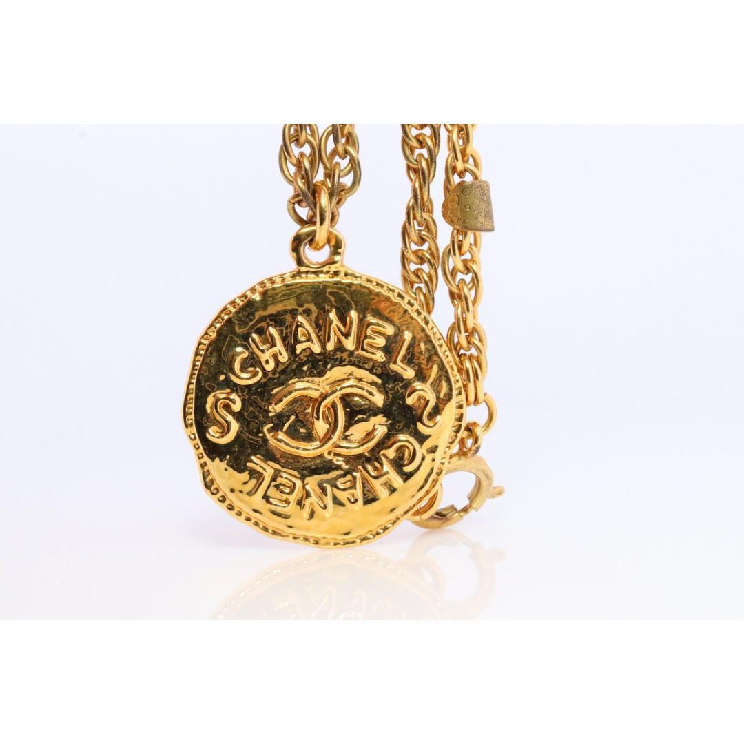 Chanel Necklace. Genuine CC CHANEL Round LOGO Coin Necklace. Disc Medallion In Good Condition For Sale In Port Charlotte, FL