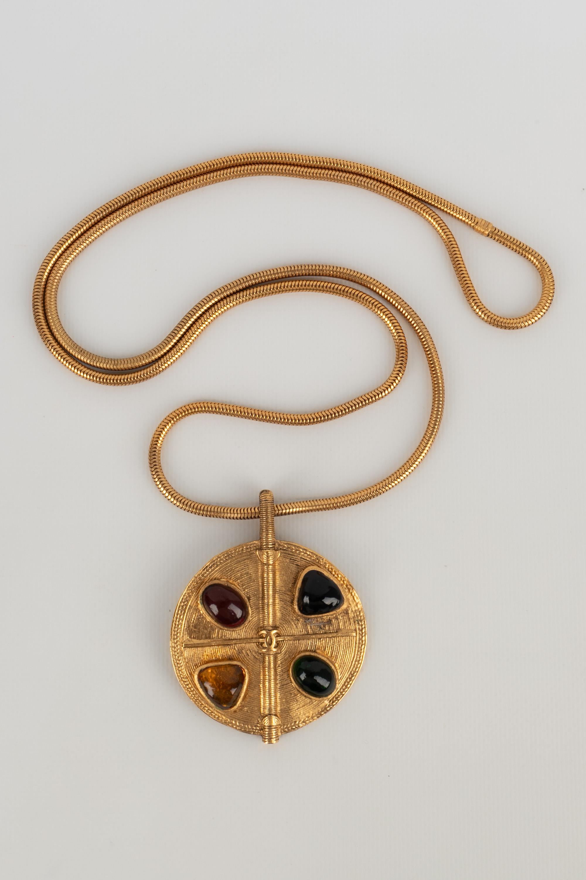 CHANEL - (Made in France) Golden metal necklace with glass paste cabochons. Not signed Haute Couture jewelry.

Condition:
Very good condition

Dimensions:
Length: 100 cm

CB268