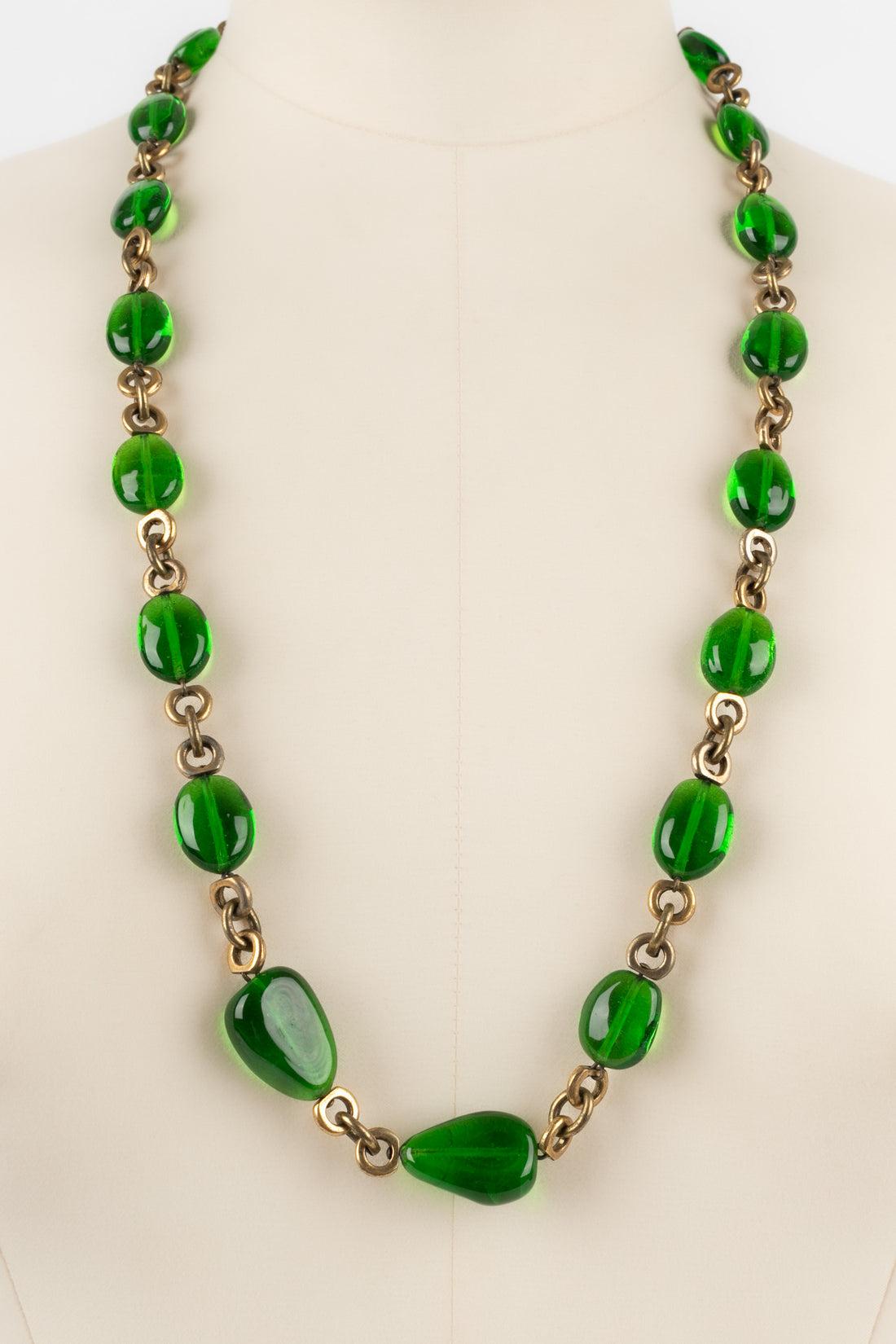 Chanel - Dark-golden metal necklace with green glass pearls. Jewelry from the Coco era, seen on Coco Chanel. Not signed.

Additional information:
Condition: Very good condition
Dimensions: Length: 75 cm

Seller Reference: CB113