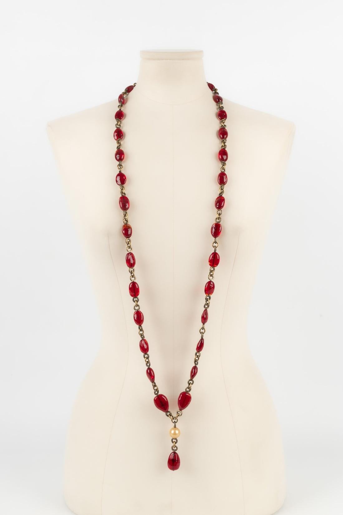 Chanel - Collar de metal dorado oscuro con perlas de cristal rojas. Joyas de la época de Coco, vistas en Coco Chanel. No firmado.

Más información:
Estado: Muy buen estado
Dimensiones: Longitud: 115 cm

Referencia del vendedor: CB118