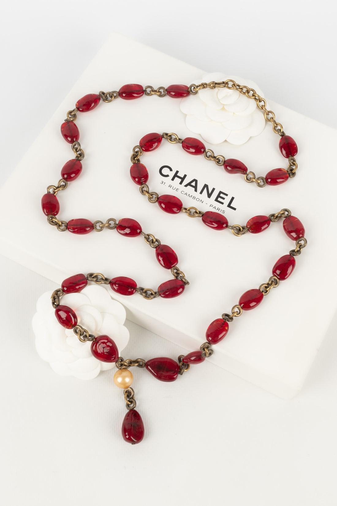 Collar Chanel Alta Costura en metal dorado oscuro con perlas de vidrio rojas en Bueno estado para la venta en SAINT-OUEN-SUR-SEINE, FR