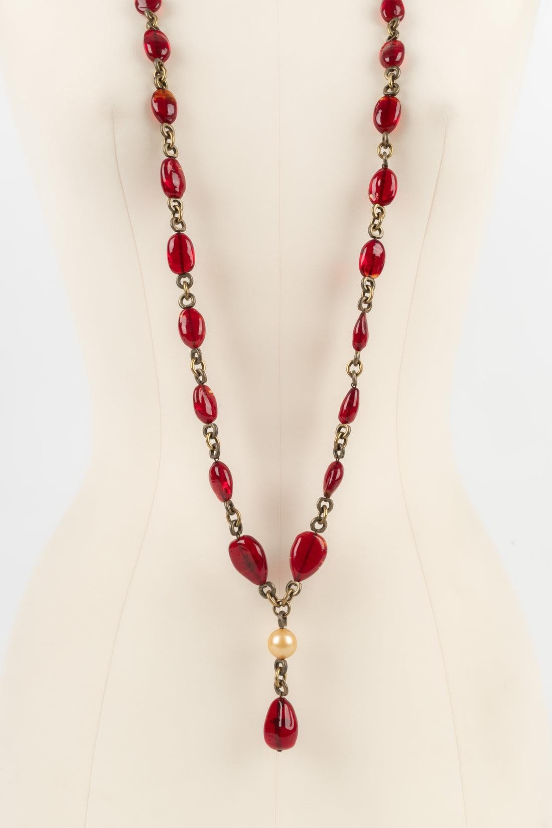 De las mujeres Collar Chanel Alta Costura en metal dorado oscuro con perlas de vidrio rojas en venta