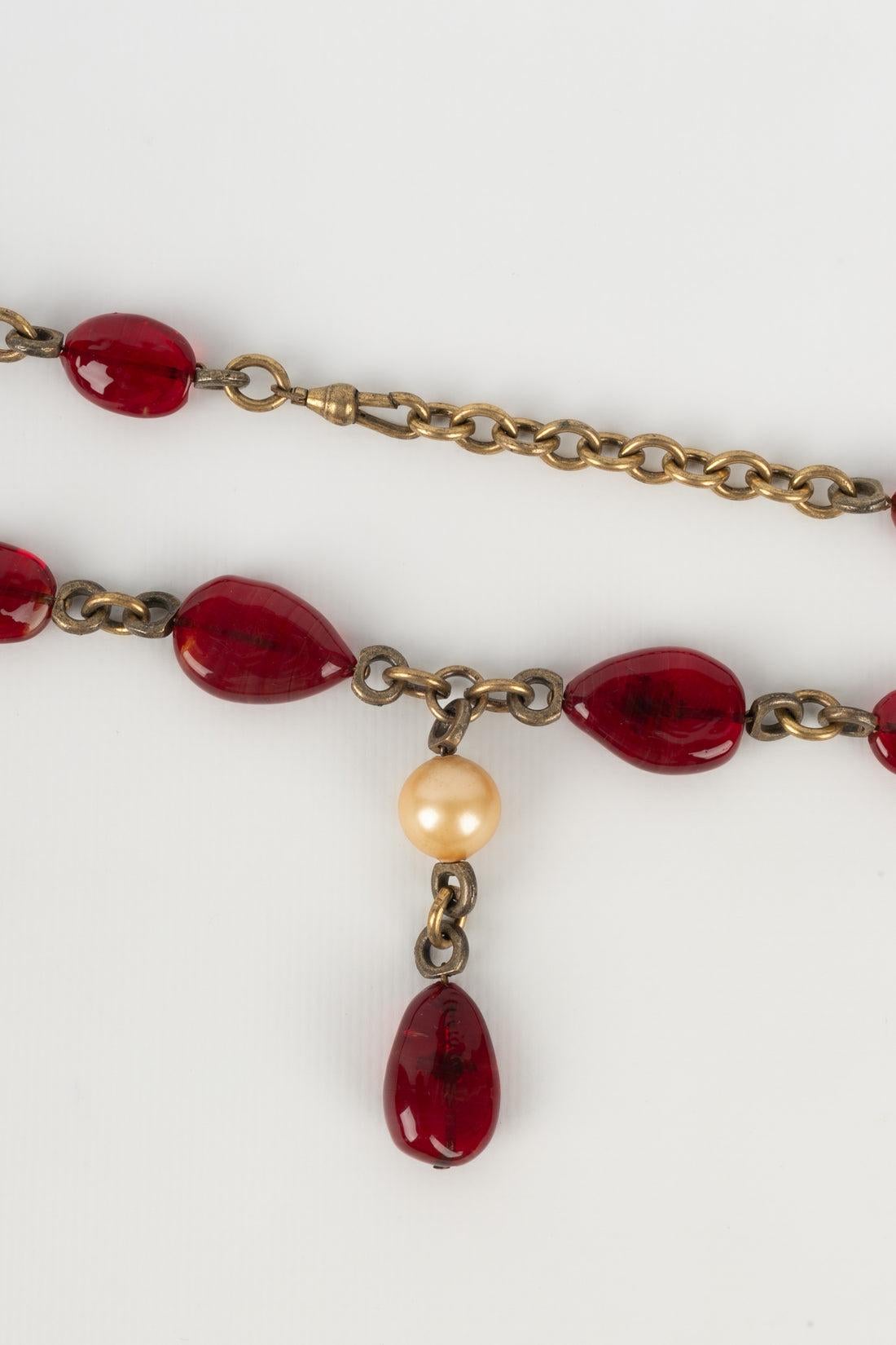 Collar Chanel Alta Costura en metal dorado oscuro con perlas de vidrio rojas en venta 2