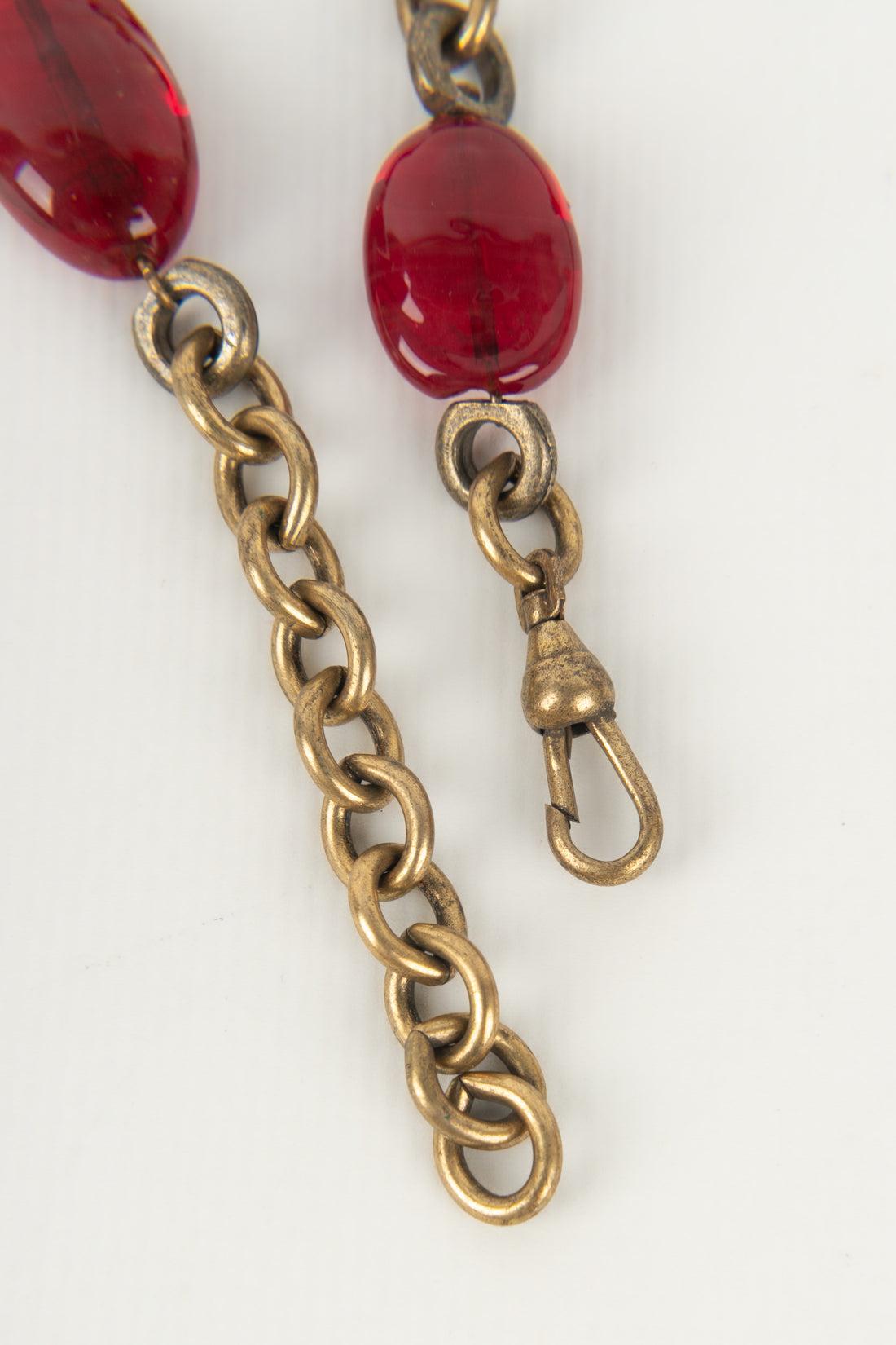 Collar Chanel Alta Costura en metal dorado oscuro con perlas de vidrio rojas en venta 4