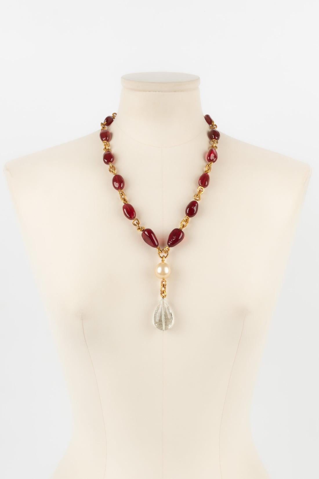 Chanel Necklace Haute Couture in Golden Metal with Red Glass Pearls In Good Condition For Sale In SAINT-OUEN-SUR-SEINE, FR