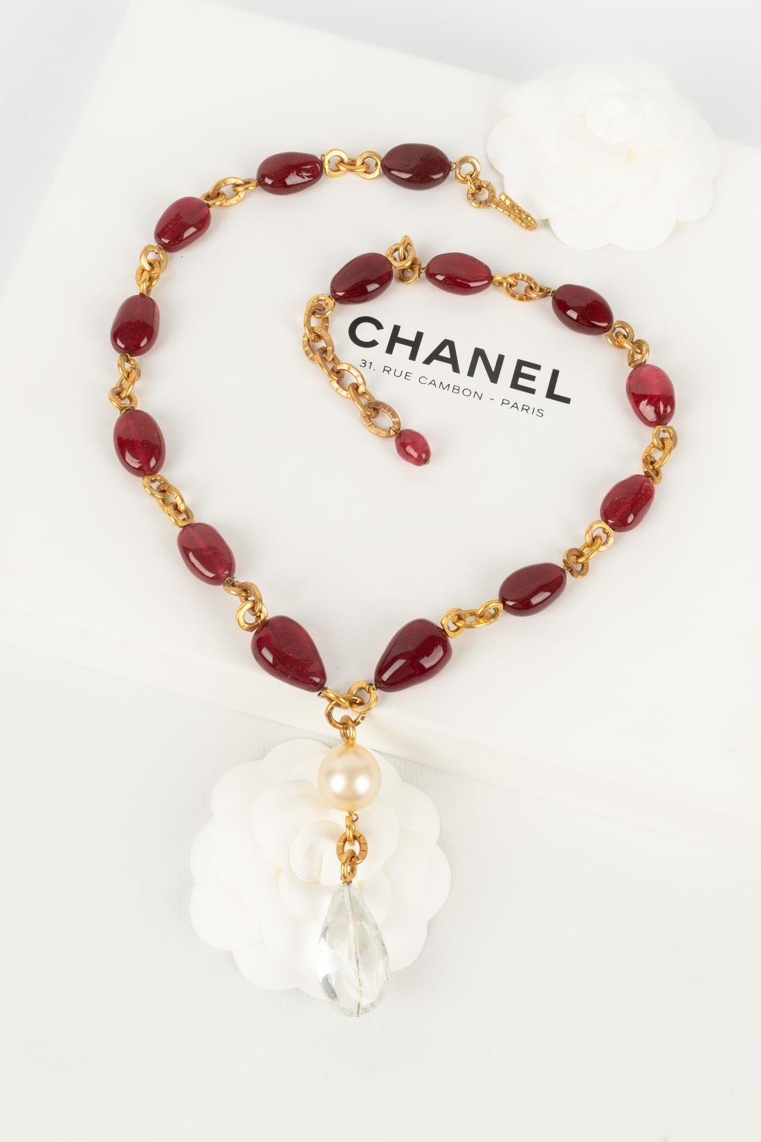 Women's Chanel Necklace Haute Couture in Golden Metal with Red Glass Pearls For Sale