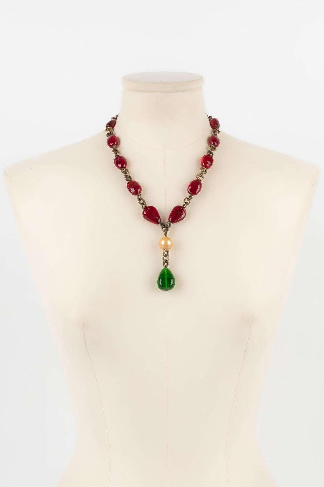 Chanel - Old-golden metal necklace with red glass pearls holding a costume pearl and a glass paste drop. Jewelry from the Coco era, seen on Coco Chanel. Not signed.

Additional information:
Condition: Very good condition
Dimensions: Length: from 44