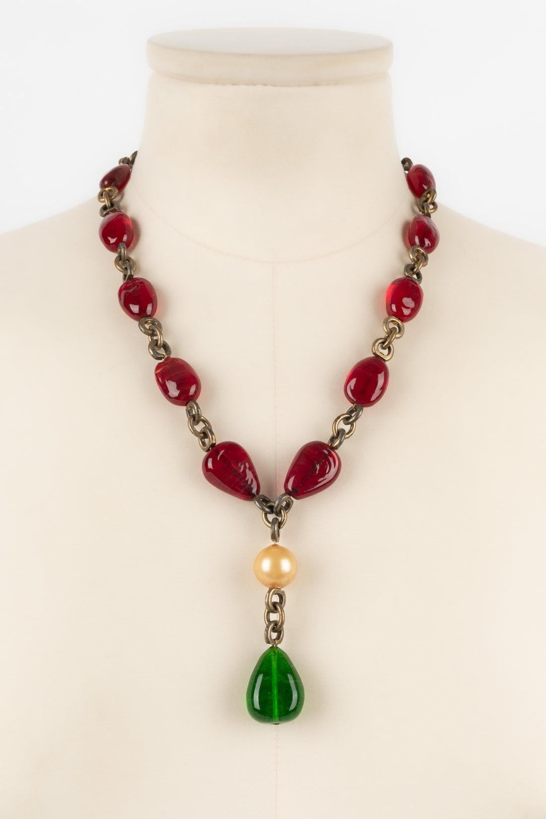 Chanel Necklace Haute Couture in Old Golden Metal with Red Glass Pearls In Good Condition For Sale In SAINT-OUEN-SUR-SEINE, FR