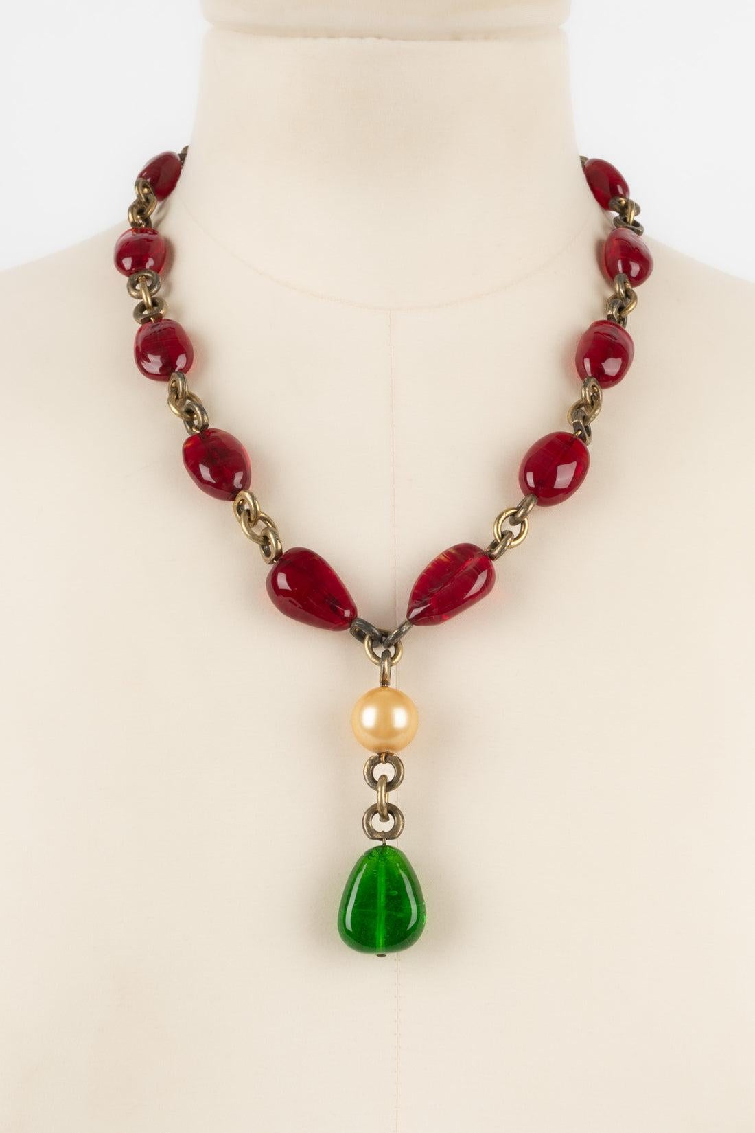 Chanel - Collar de metal dorado oscuro con perlas de vidrio rojas que sujetan una perla de fantasía y una gota de pasta de vidrio. Joyas de la época de Coco, vistas en Coco Chanel. No firmado.

Más información:
Estado: Muy buen estado
Dimensiones: