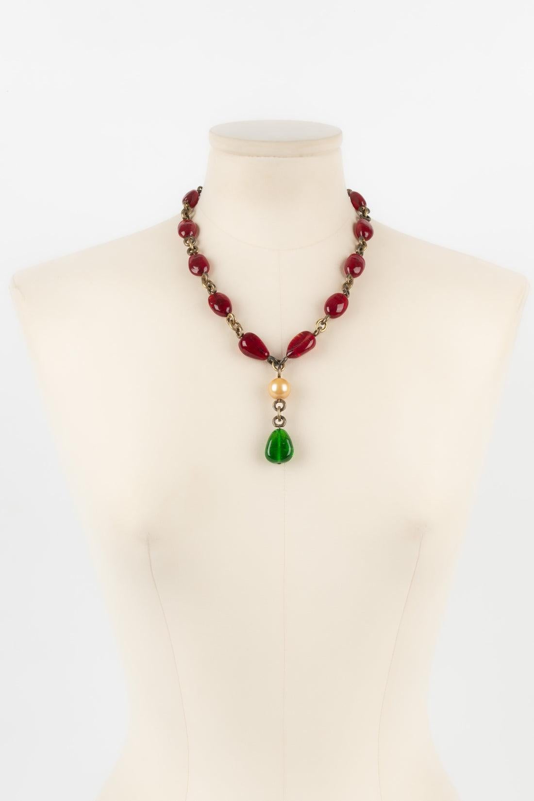 Collar Chanel Alta Costura en perlas de vidrio rojas con metal dorado oscuro en Bueno estado para la venta en SAINT-OUEN-SUR-SEINE, FR