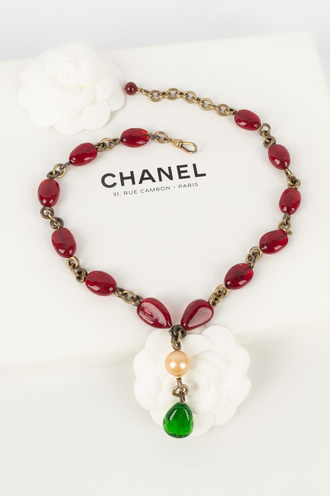 De las mujeres Collar Chanel Alta Costura en perlas de vidrio rojas con metal dorado oscuro en venta